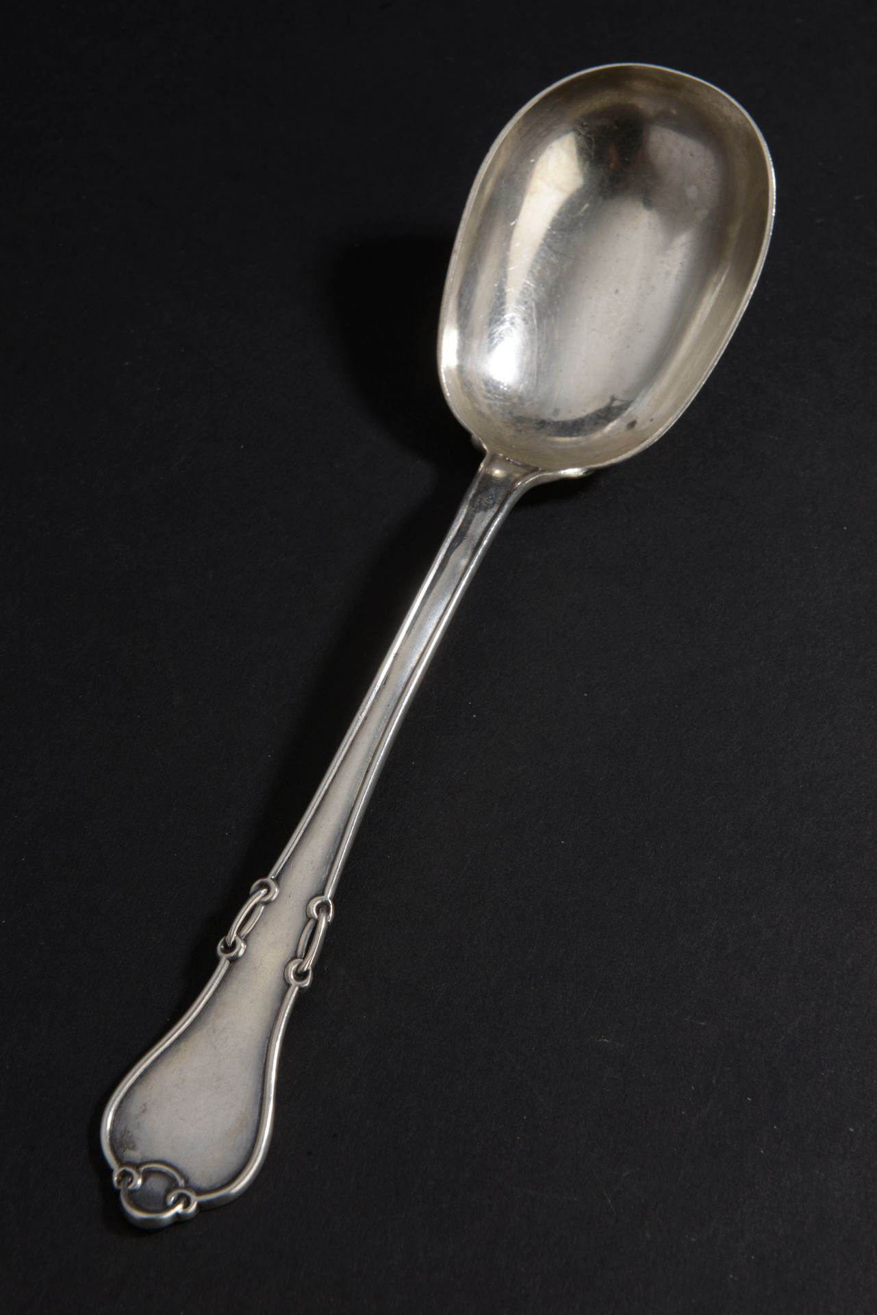 Null 银质奶油勺子，带环形装饰。

标识：Minerve - 重量：63.6克