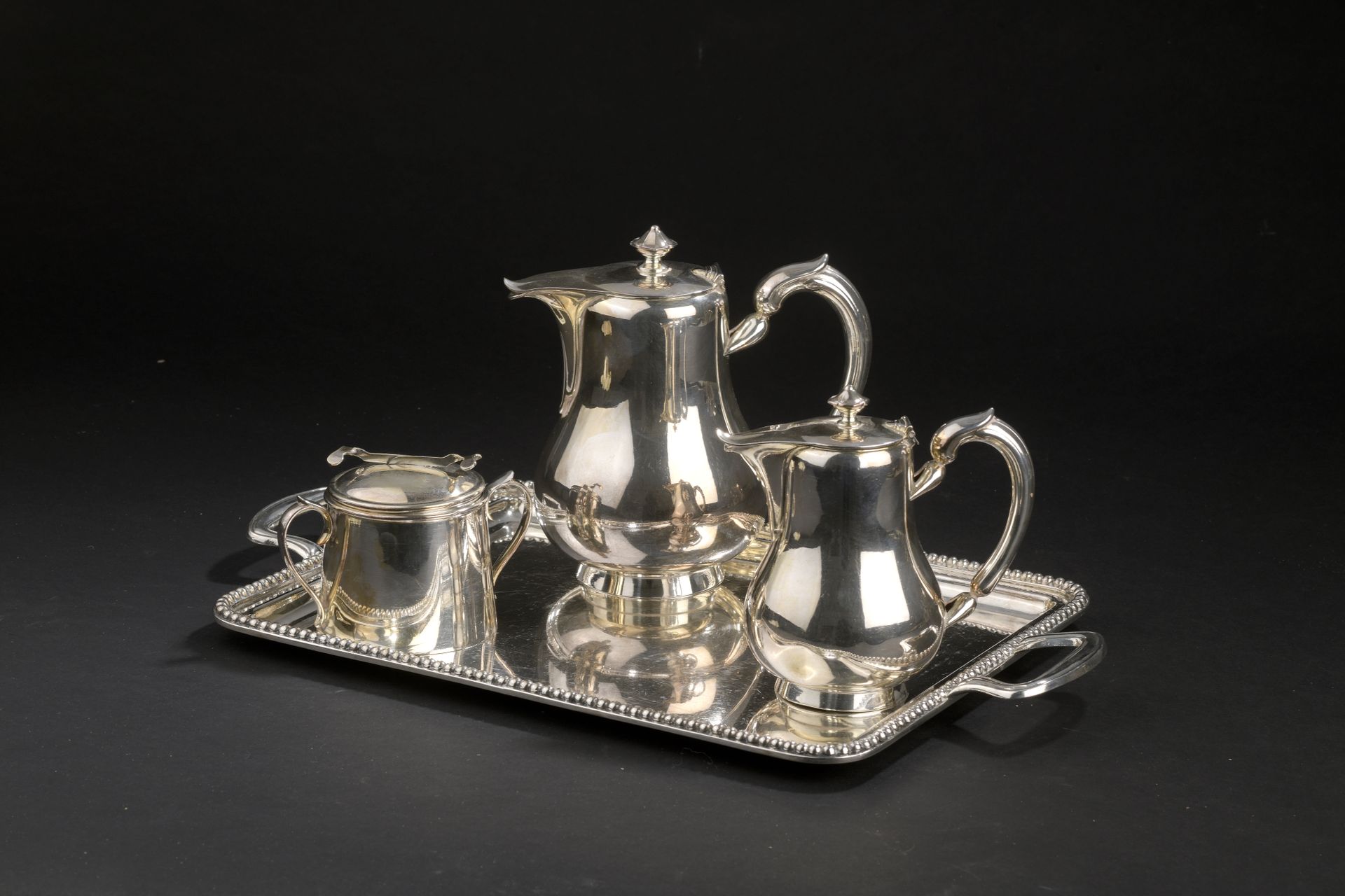 Null CHRISTOFLE.

镀银金属的茶壶和咖啡壶，普通的壶身和颠覆性的手柄。

高度：19和15厘米。19和15厘米



十八把银色刀片和树脂手柄的&hellip;