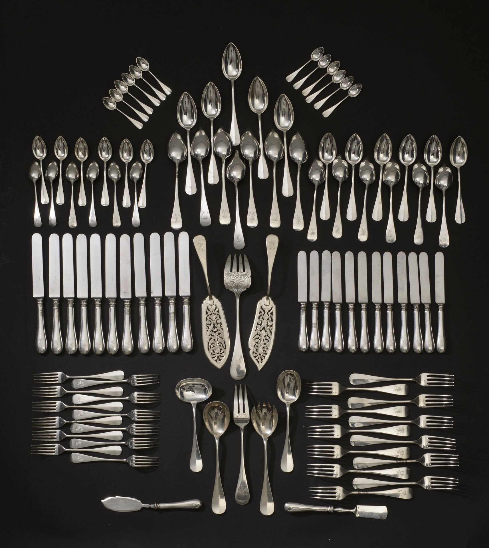 Null 一套银质餐具，铲子上有字母图案，包括:

- 十二大件餐具 ;

- 十二件餐具，用于餐具。

- 十二个小勺子 ;

- 十二个摩卡勺子。

- 1&hellip;