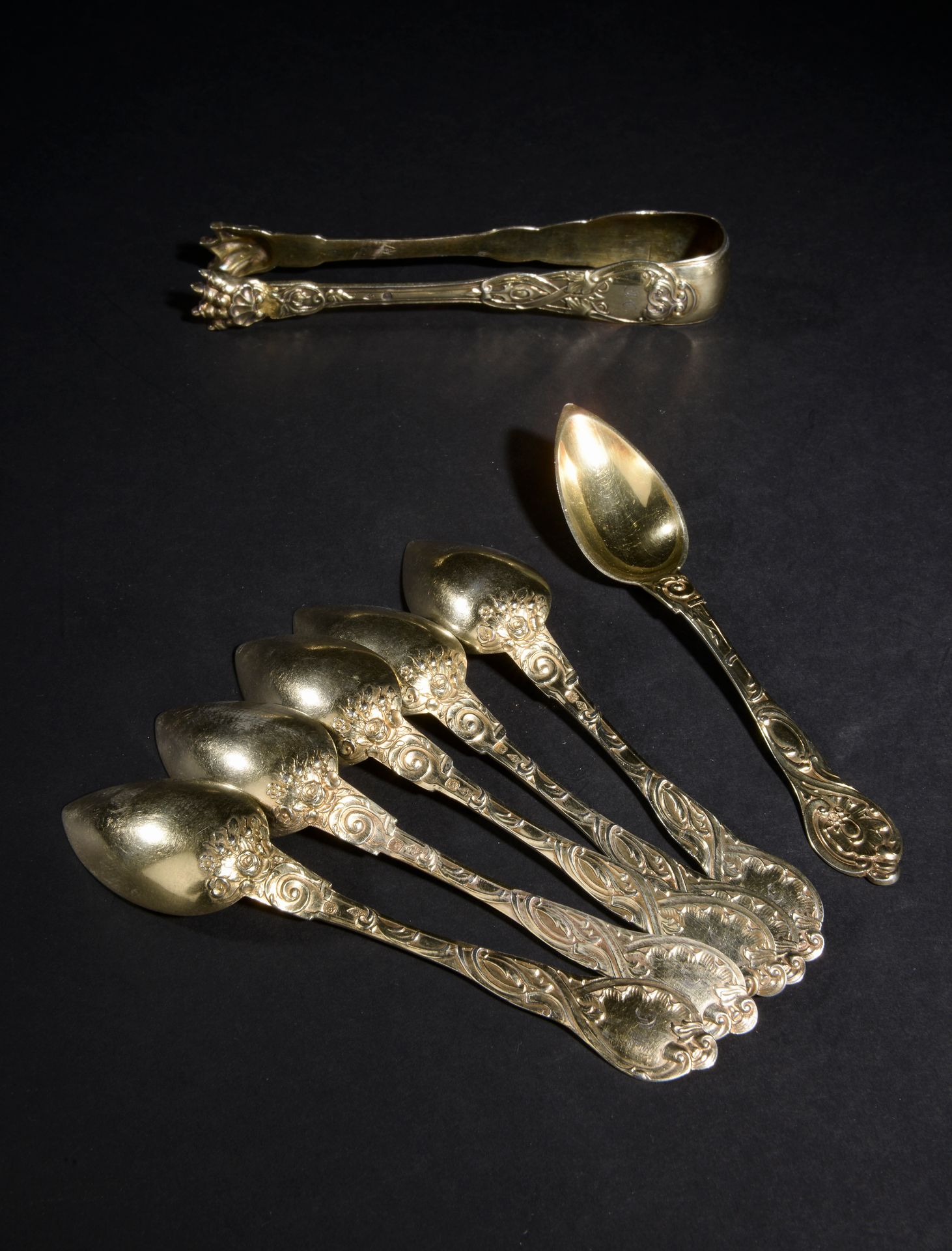 Null 六个小的vermeil勺子，上面有丰富的叶子装饰。

一个糖钳的图案结束时有类似型号的爪子。

大约1880年。

标识：Minerve - 总重量：&hellip;