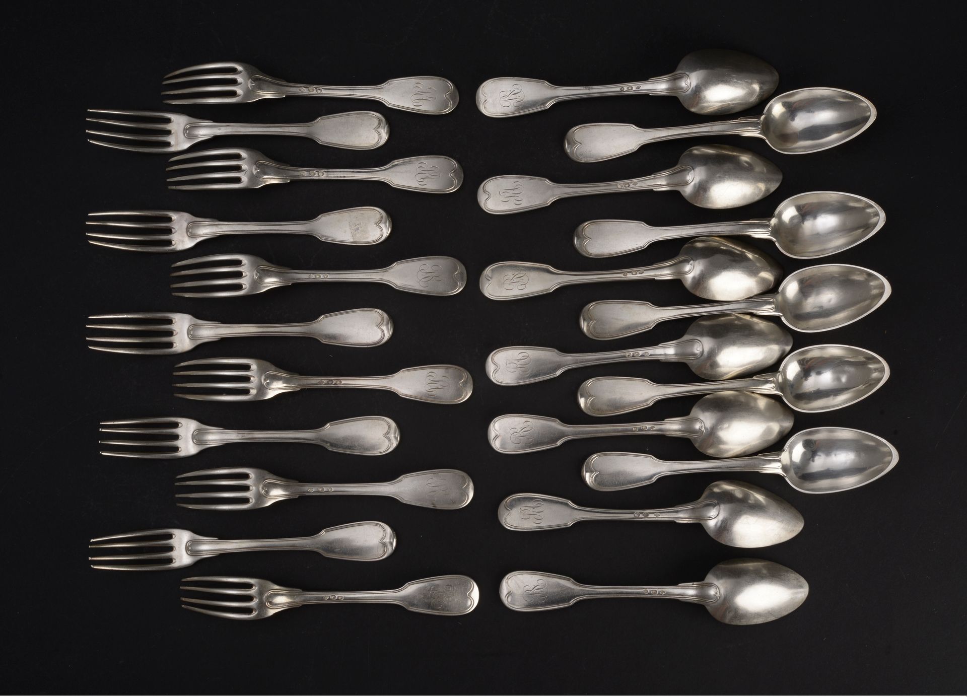 Null 12件银质餐具，带鱼鳞的图案，铲子上有字母图案（震动，缺少一把叉子）。

标识：巴黎，1809-1819 - 总重量：2095.7g
