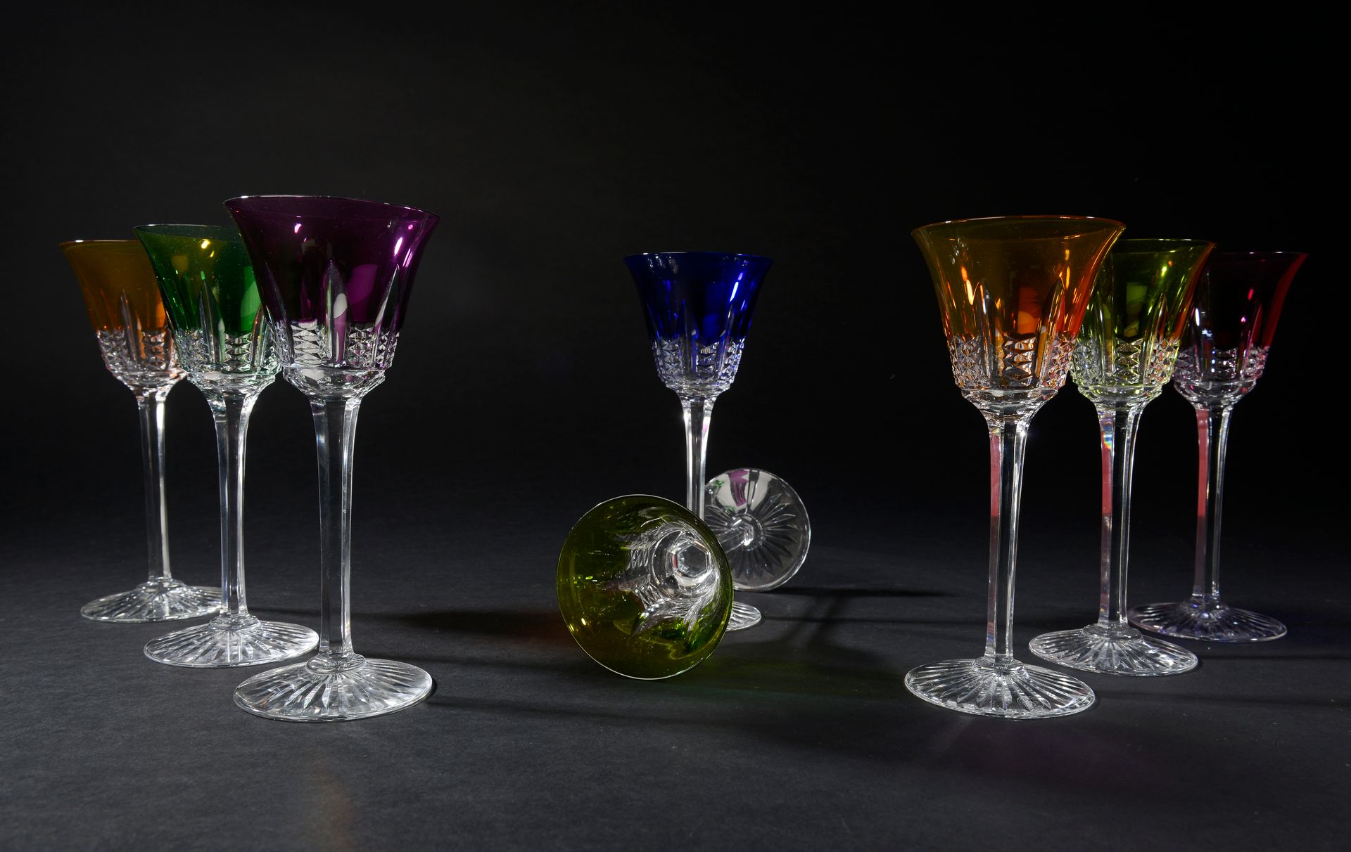 Null BACCARAT。

一套八只莱茵河酒杯，彩色和透明水晶，带十字形杯柄。

标记的。

高度：19.8厘米。高度：19.8厘米