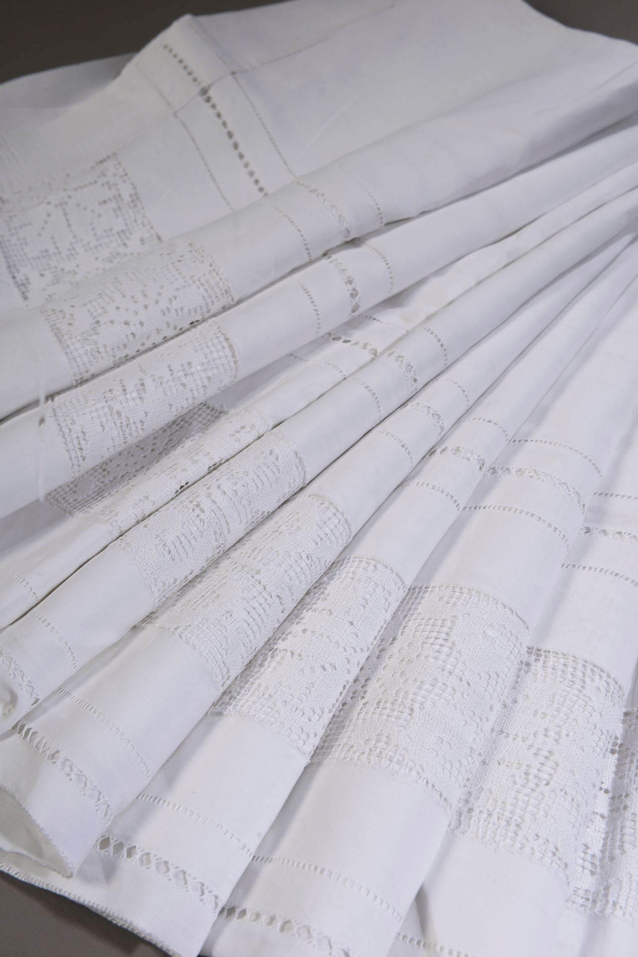 Null 长方形镂空棉质桌布（小修补，小污渍）。

152 x 258厘米