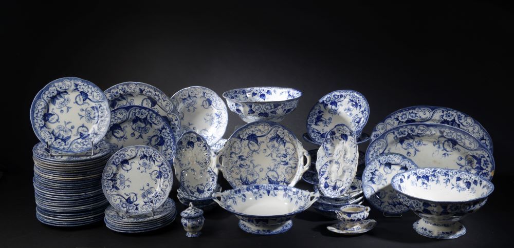 Null 
克里尔和蒙特罗。




精美陶器模型 "Flora "中的一部分，釉下蓝装饰的伏牛花和叶子。它包括一对架在基座上的大沙拉碗，两个甜菜盘，两个椭圆盘&hellip;