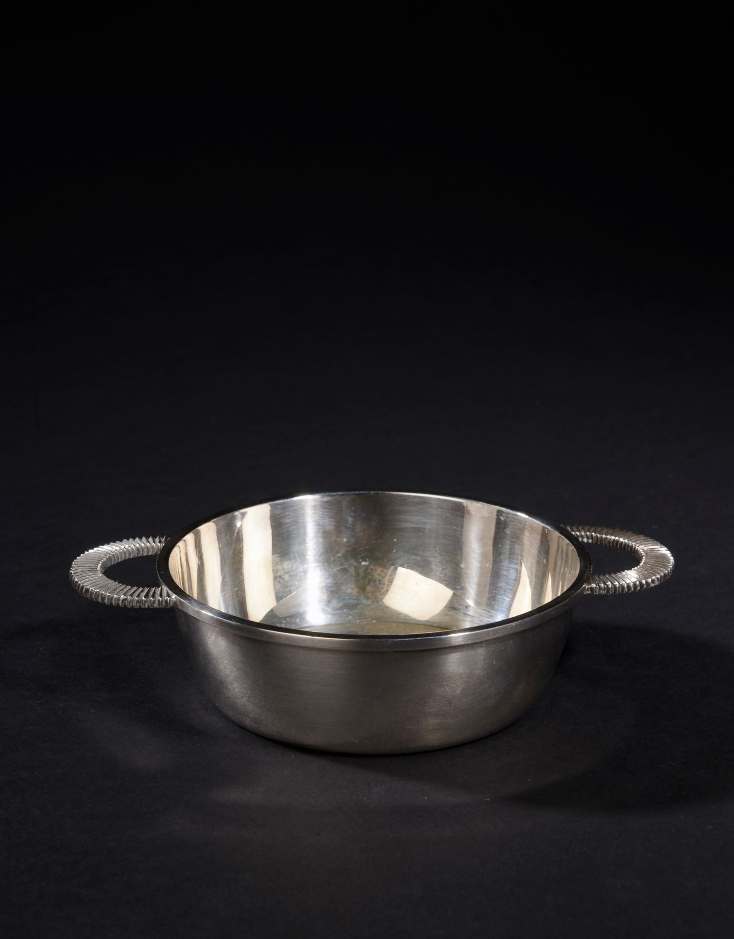 Null CARDEILHAC.

银碗，手风琴式把手。

高度：4厘米4 cm - 宽度 : 17 cm - 直径 : 12 cm

附有一个银色的酱汁勺子。&hellip;