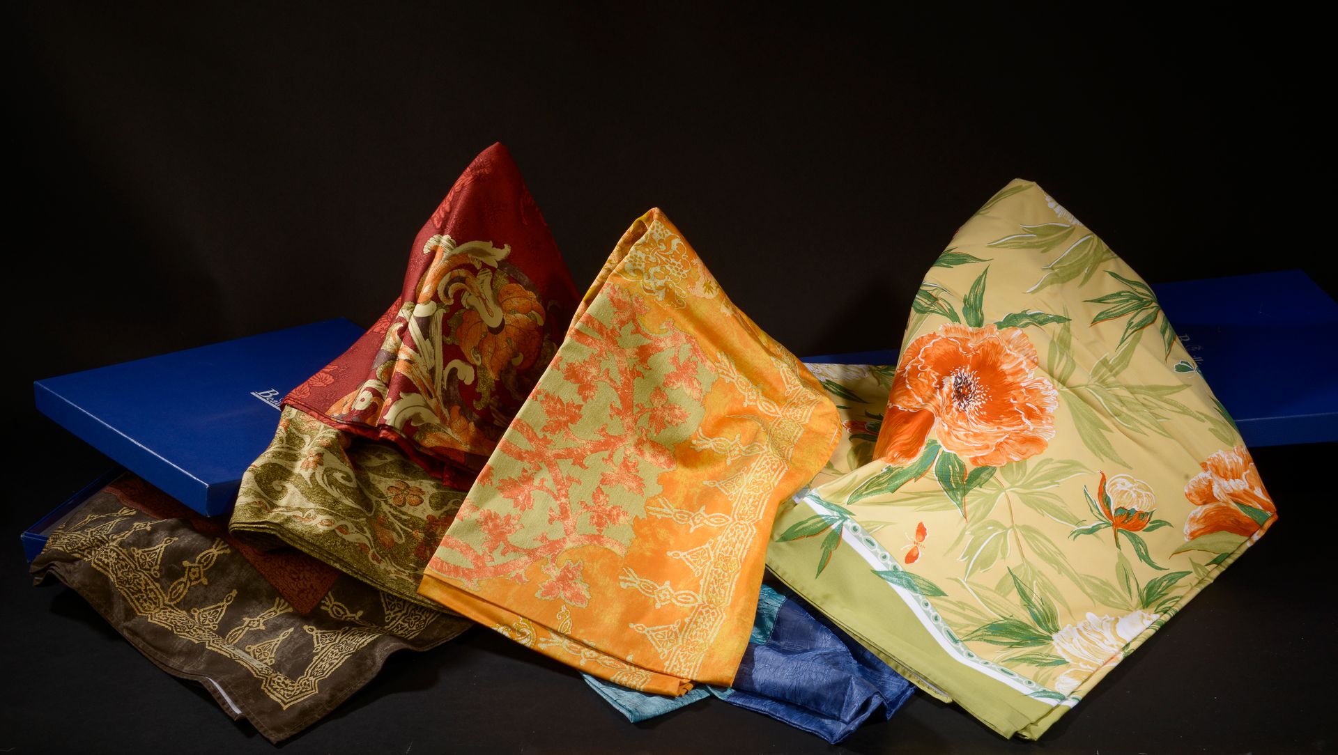 Null 一套四块BEAUVILLE桌布，棉质，有花、叶和阿拉伯式的多色装饰，还有一块HOUEL桌布，蓝色和绿色的褶皱缎子聚酯。

尺寸：170 x 240厘米&hellip;