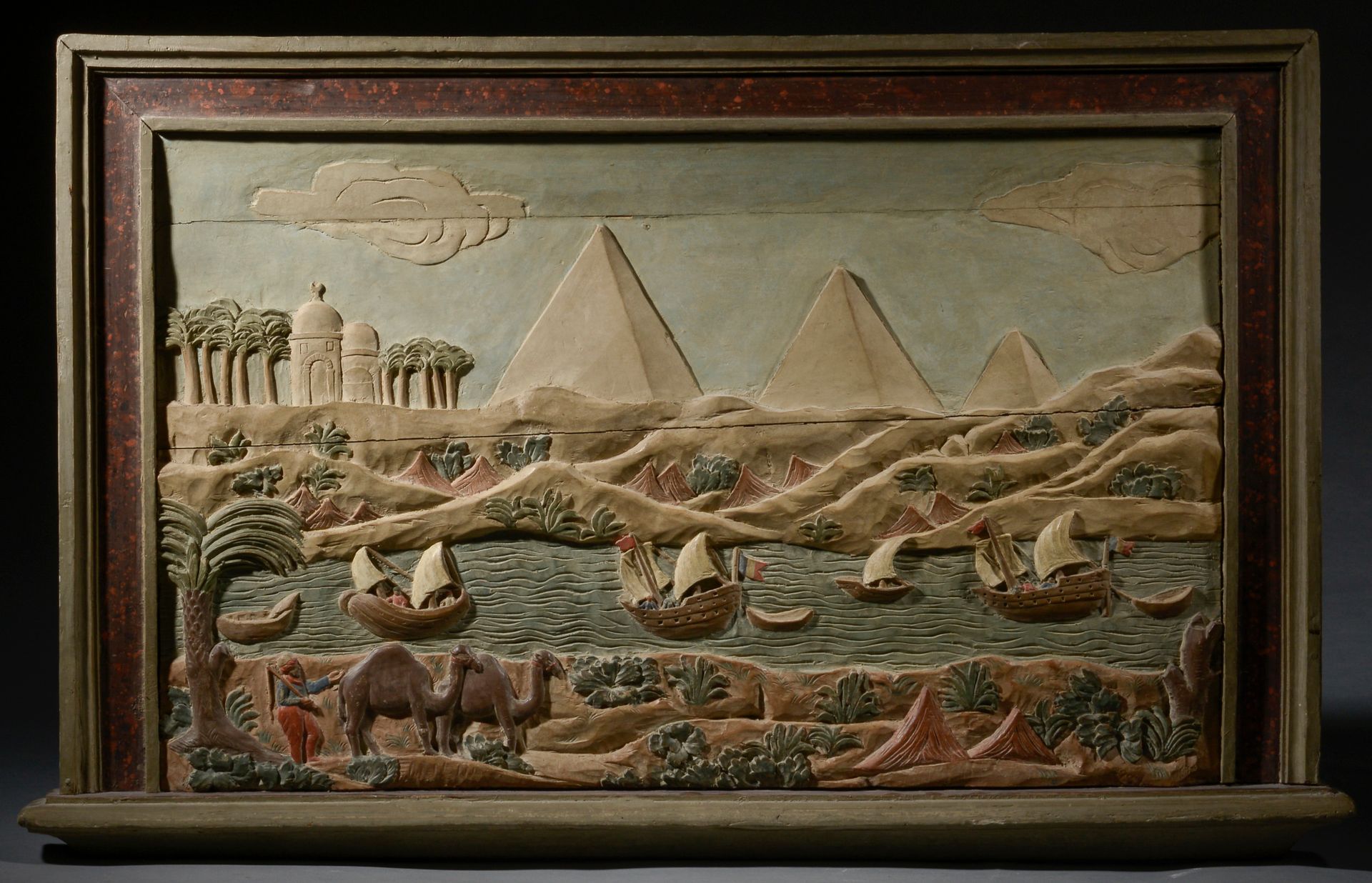 Null 木雕的浮雕和多色的彩绘。它以一种天真的方式表现了1798年的埃及远征，帆船在金字塔前悬挂着法国国旗（横裂）。

18世纪末或19世纪初。

高度：54&hellip;