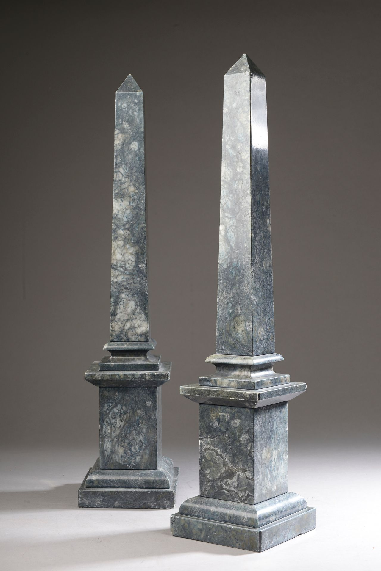 Null Ein Paar Obelisken aus blau-grünem Marmor (Abnutzung an der Spitze eines Ob&hellip;