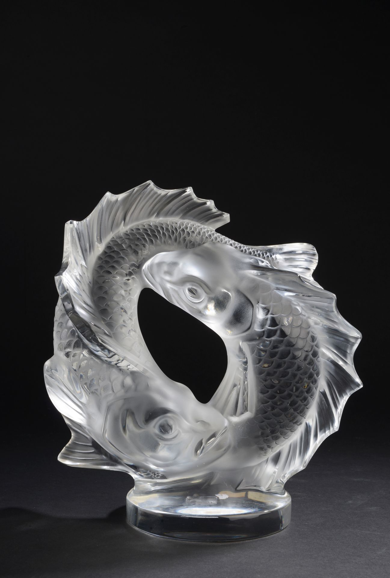 Null 模制和压制的透明水晶，代表两条鱼。

底部有LALIQUE法国签名，并有 "法国制造 "的标签。

约1960年。

高度：28厘米28 cm - 宽&hellip;