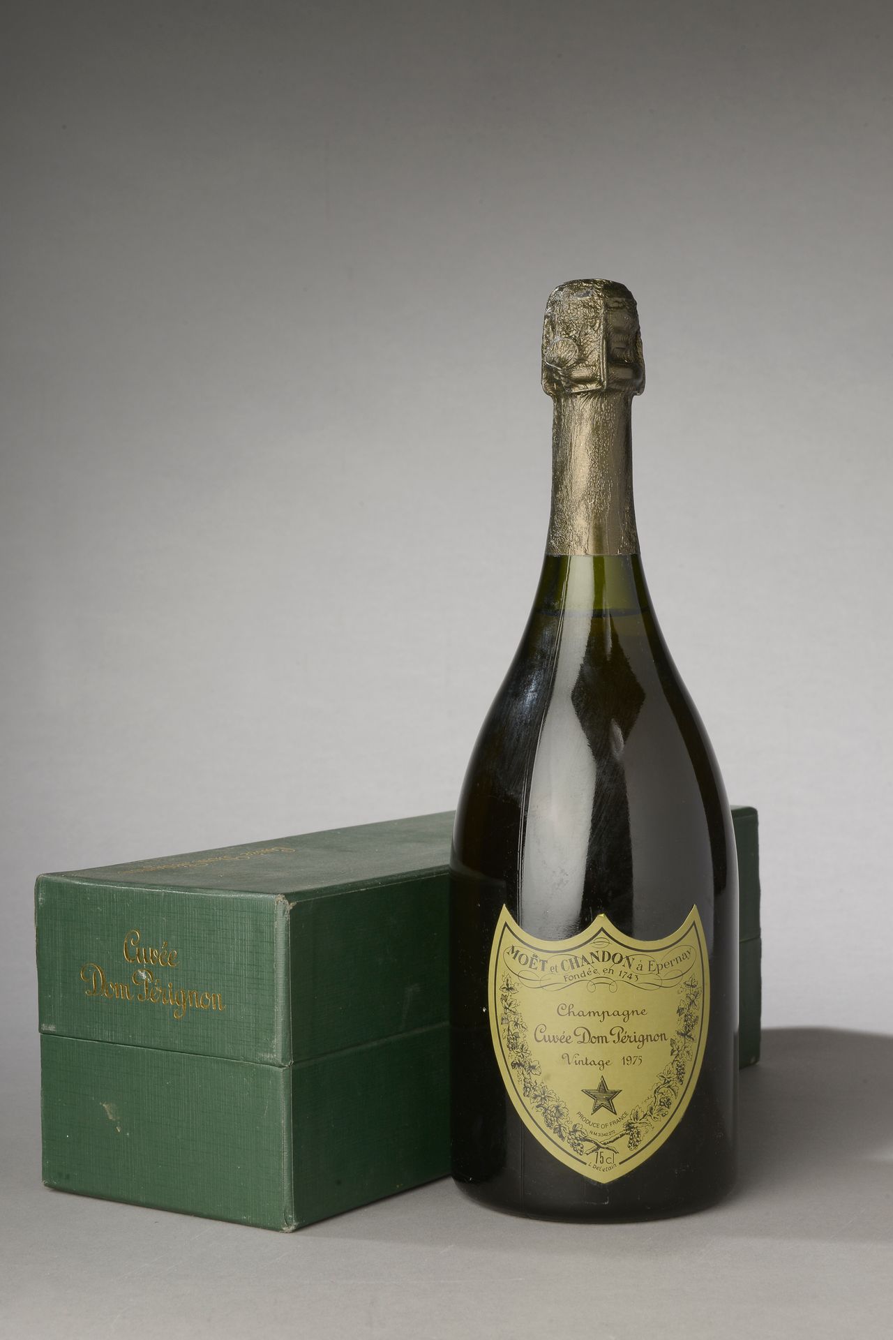 Null 1 botella de CHAMPAGNE "Dom Perignon", Moët Chandon 1975 en una caja