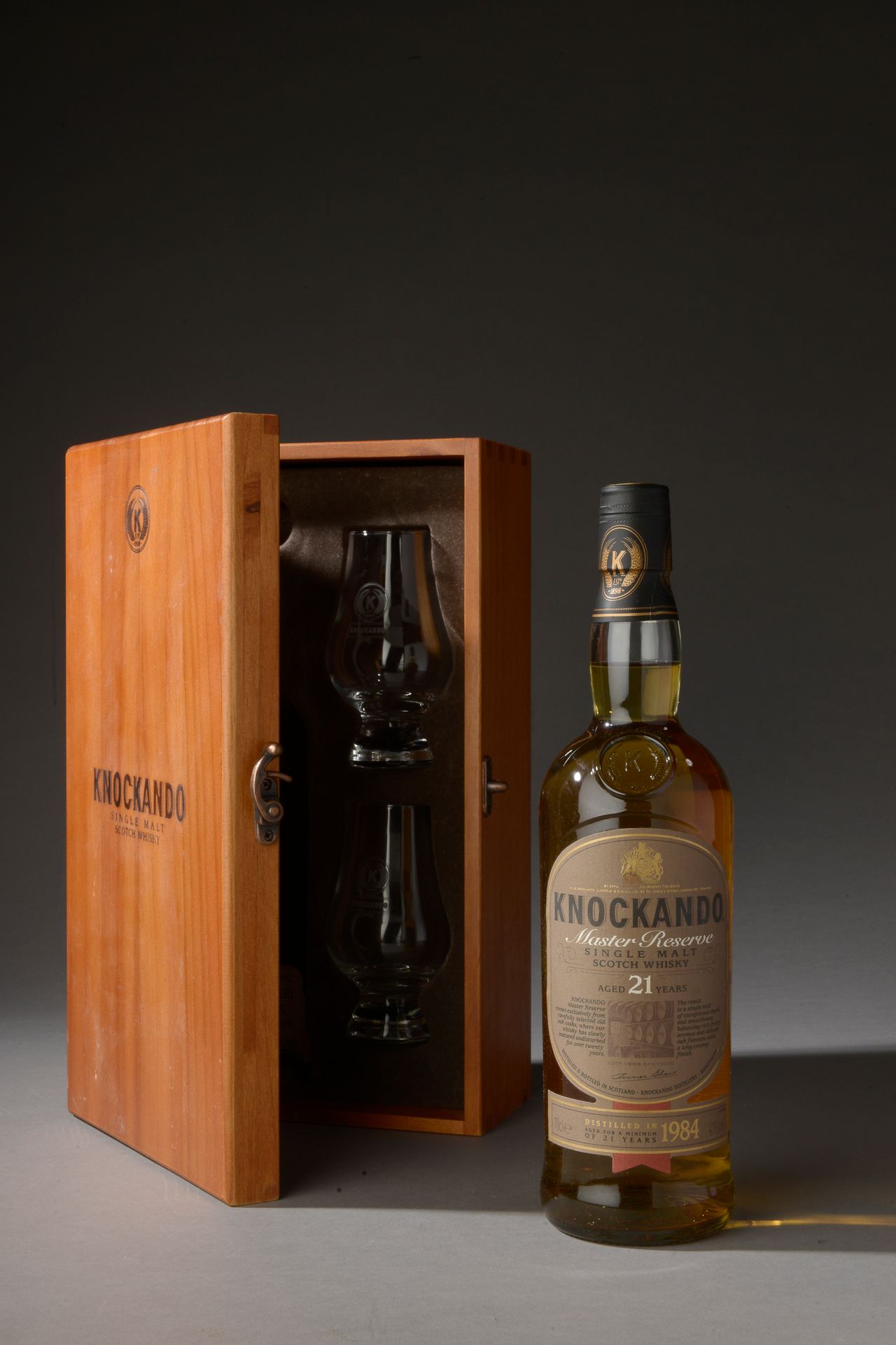 Null 苏格兰威士忌 "大师级储备 "1瓶，Knockando 1984 (21年，木盒装，有两个杯子)