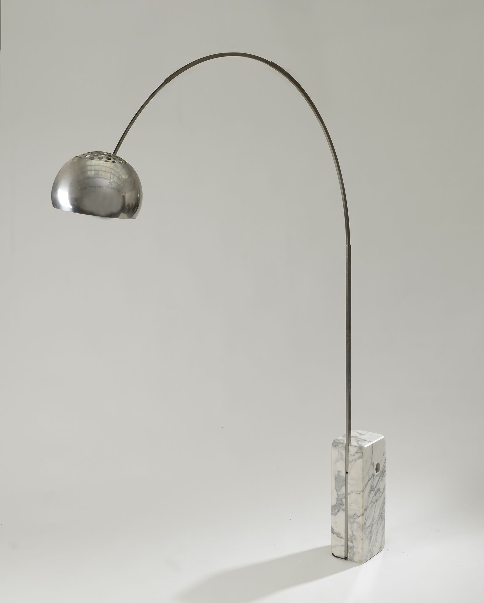Null 阿奇尔（1918-2002）和皮埃尔-贾科莫（1913-1968）-卡斯蒂利奥尼。

落地灯型号 "Arco"，反射器为镀铬和穿孔金属（点蚀），拉丝铝&hellip;