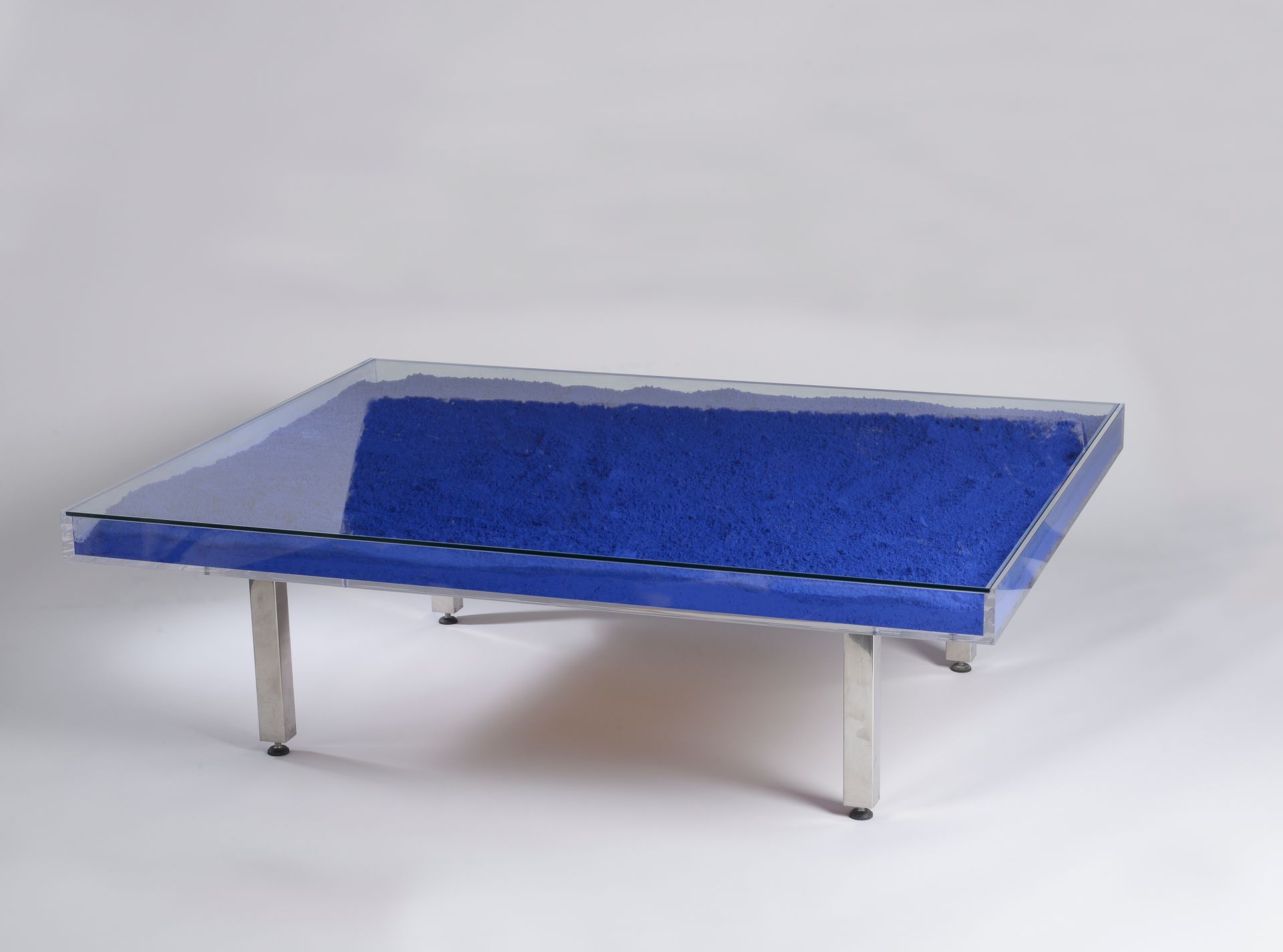 Null 伊夫-克莱恩（1928-1962）。

IKB ®桌子采用有机玻璃及其蓝色颜料成分，桌面采用透明玻璃，四条直腿采用镀铬钢。

顶部下方的标签上有罗特劳&hellip;