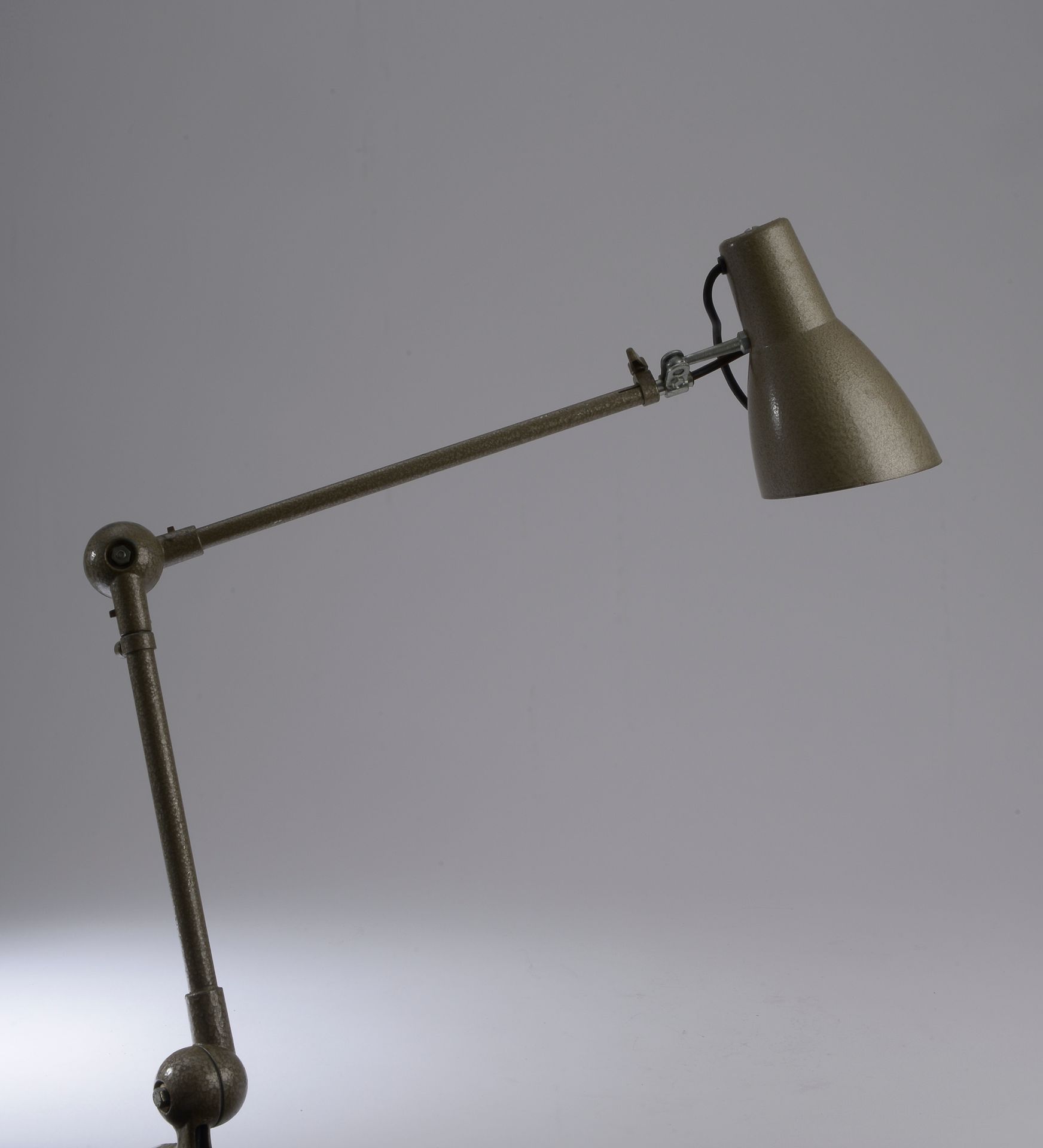 Null Lampe d'atelier articulée en métal émaillé beige poudré (petite usure sur l&hellip;