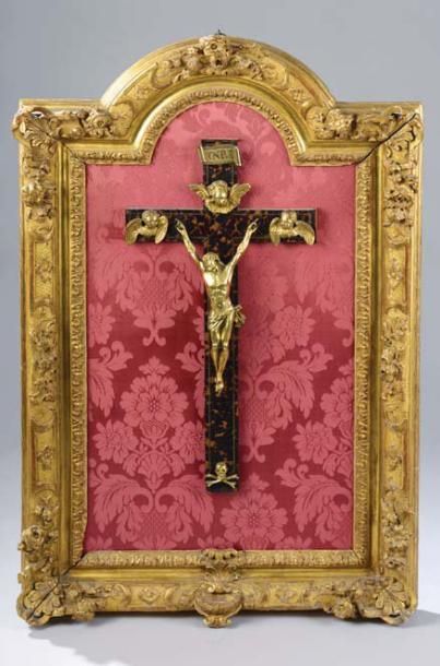 Null CRUCIFIX en bronze ciselé et doré adossé sur une croix plaquée d'écaille br&hellip;