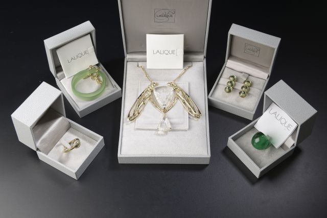 Null LALIQUE France.

Set of jewels including :

- a necklace "Ice Light" in sil&hellip;