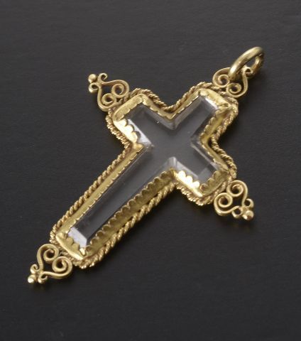 Null 一个18K黄金的十字架吊坠，在丝状的黄金框架中呈现出一个交叉切割的岩石水晶片。

17世纪。

高度：4.3厘米4.3 cm - 宽度 : 3.1 c&hellip;