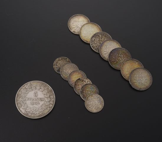 Null 十四枚银币，包括:

- 一枚印有路易-拿破仑-波拿巴头像的5法郎硬币，日期为1852年。

- 七枚带有播种机的1法郎硬币，时间为1915年至192&hellip;