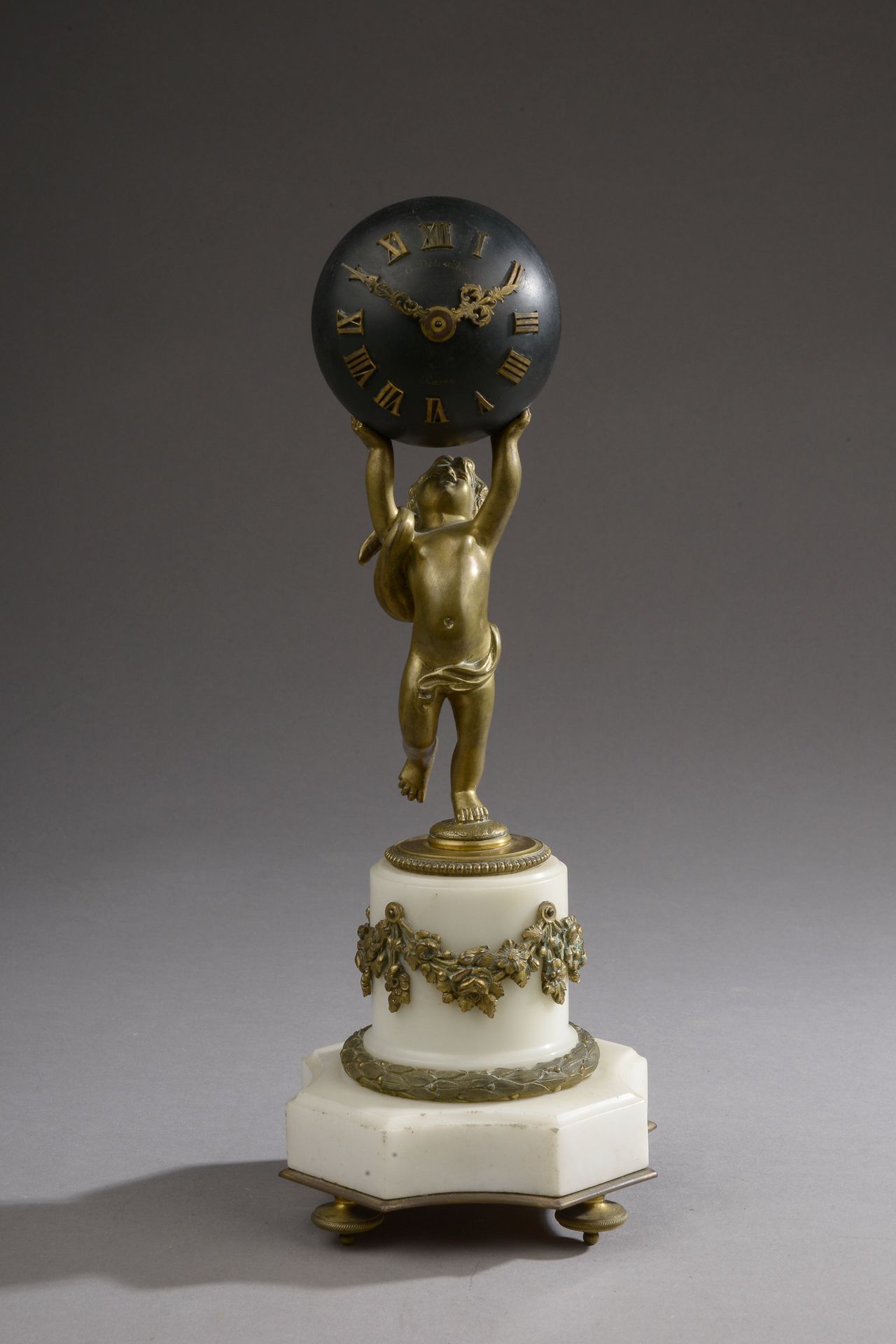 Null 康斯坦丁-路易斯-德图什（1810-1889）在巴黎。

青铜/铂金和白色大理石凿刻和镀金的时钟，轴心是一个支撑地球的小人的形式，签名，一把钥匙。 
&hellip;
