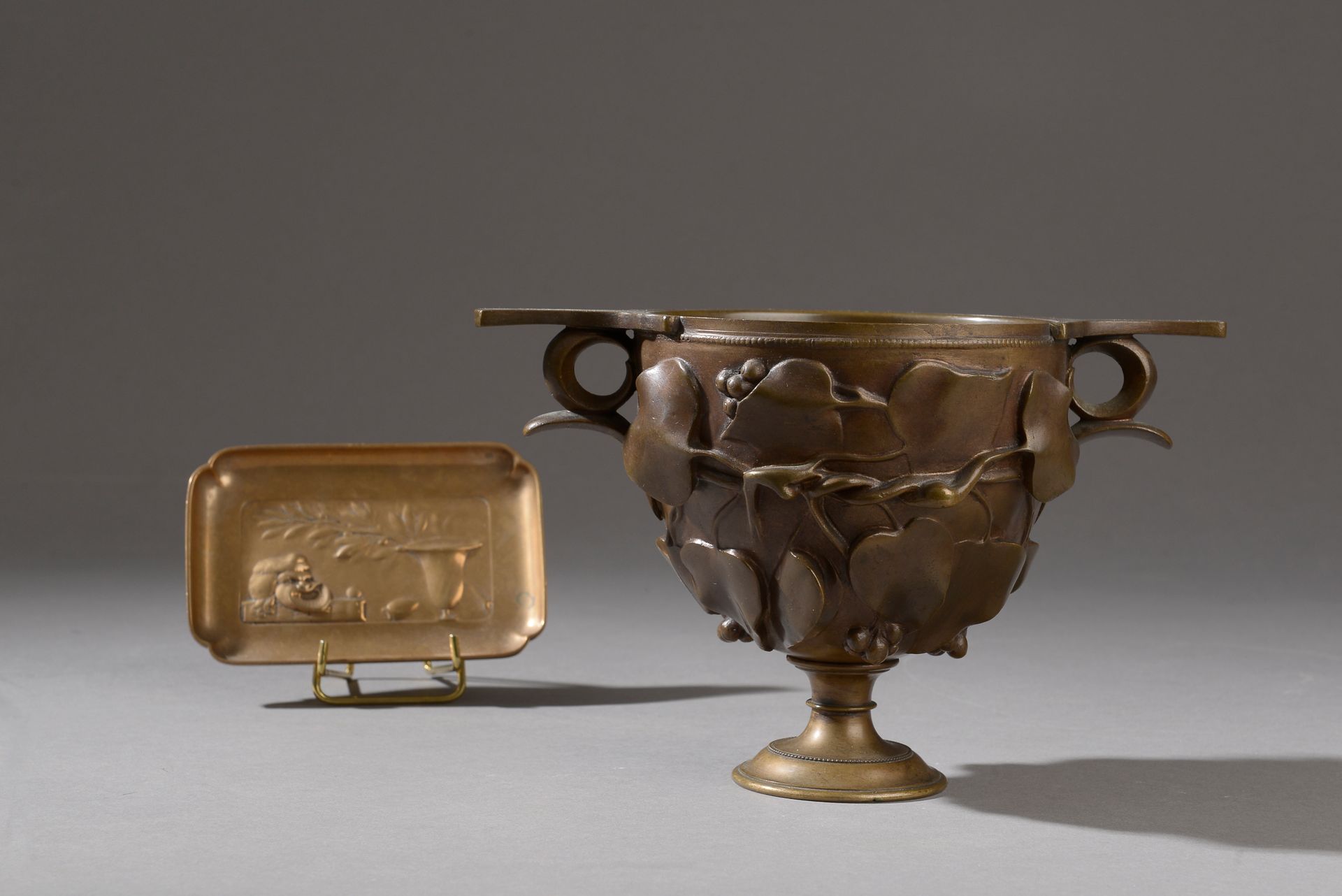 Null 斐迪南-巴贝迪恩 

套装包括 : 

- 棕色铜质古董杯，底座上有两个手柄，上面装饰着伏羲的图案，底座上有签名。 

高度：14.5厘米14.5 c&hellip;