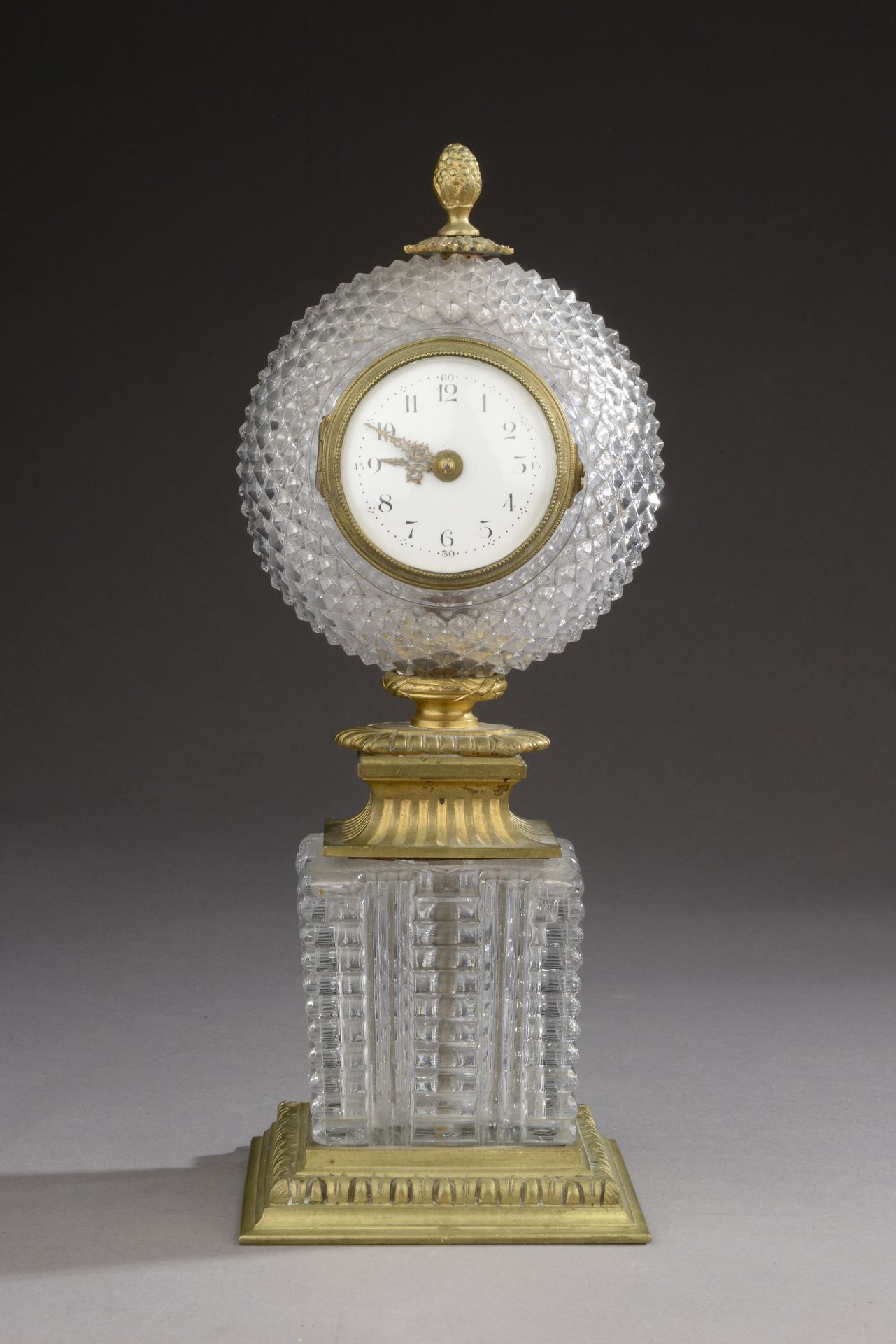 Null 方形底座上的模制玻璃钟，有伽蓝和钻石装饰，铜质安装。 

查理十世的风格。 

高度：30.5厘米30.5厘米 - 直径：12厘米
