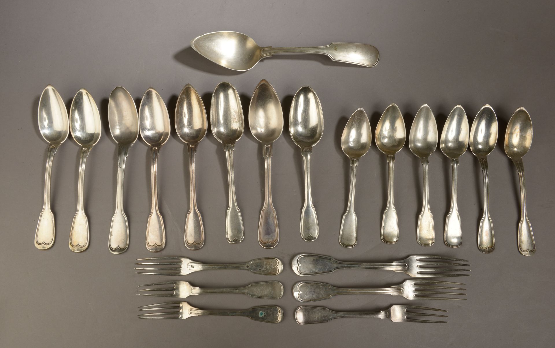 Null 未售出 一套银质餐具，网状图案（图案有变化），包括:

- 炖汤匙;

- 八个大勺子。

- 六个甜点勺子。

- 两个叉子。

- 四把甜点叉子。&hellip;