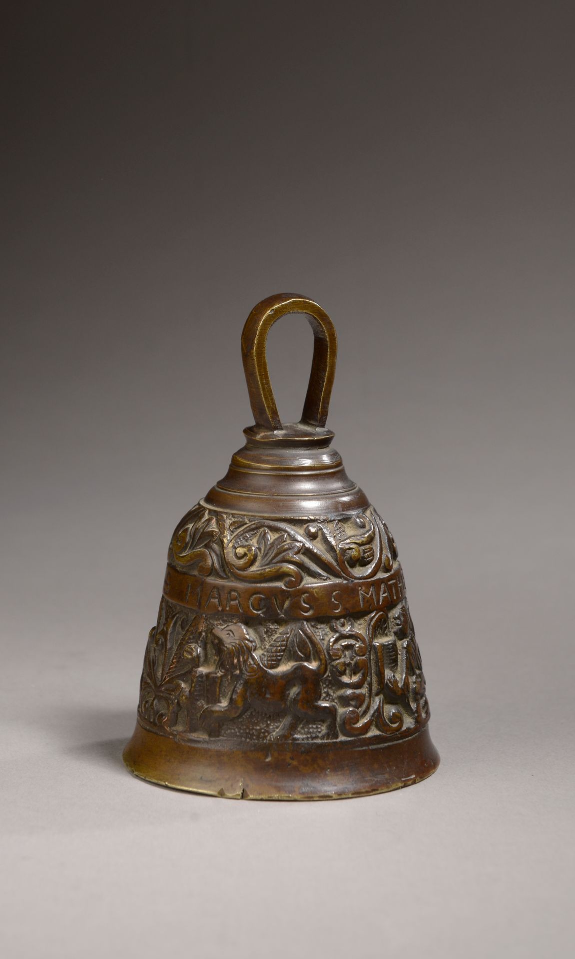 Null Glocke aus Bronze mit brauner Patina, die den Tetramorph auf einem Hintergr&hellip;