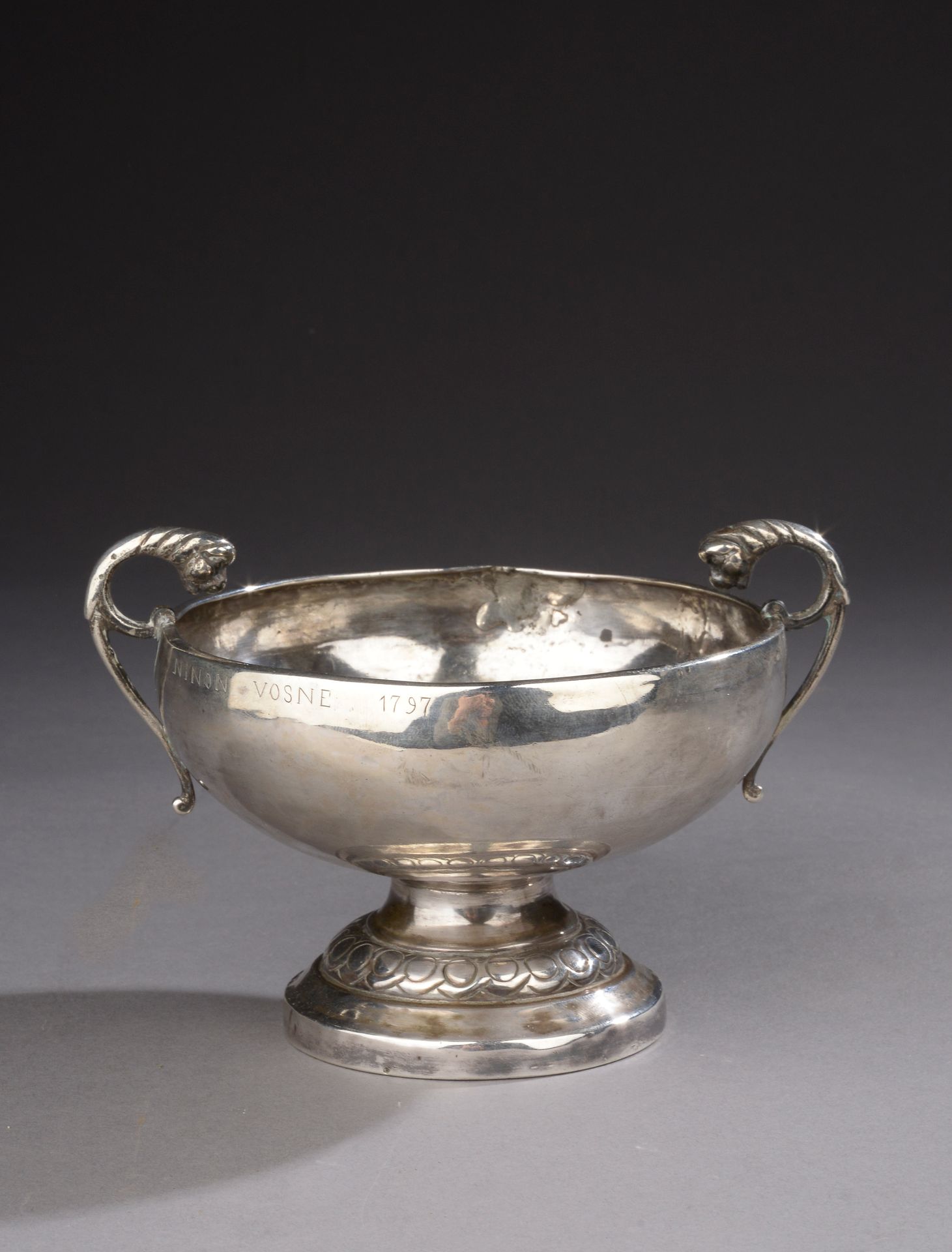 Null 银质婚礼杯95万分之一，底部刻有交错的图案，把手影响到狮子头的形状，杯身刻有 "NINON VOSNE 1797"。

18世纪。

高度：8.5厘米&hellip;