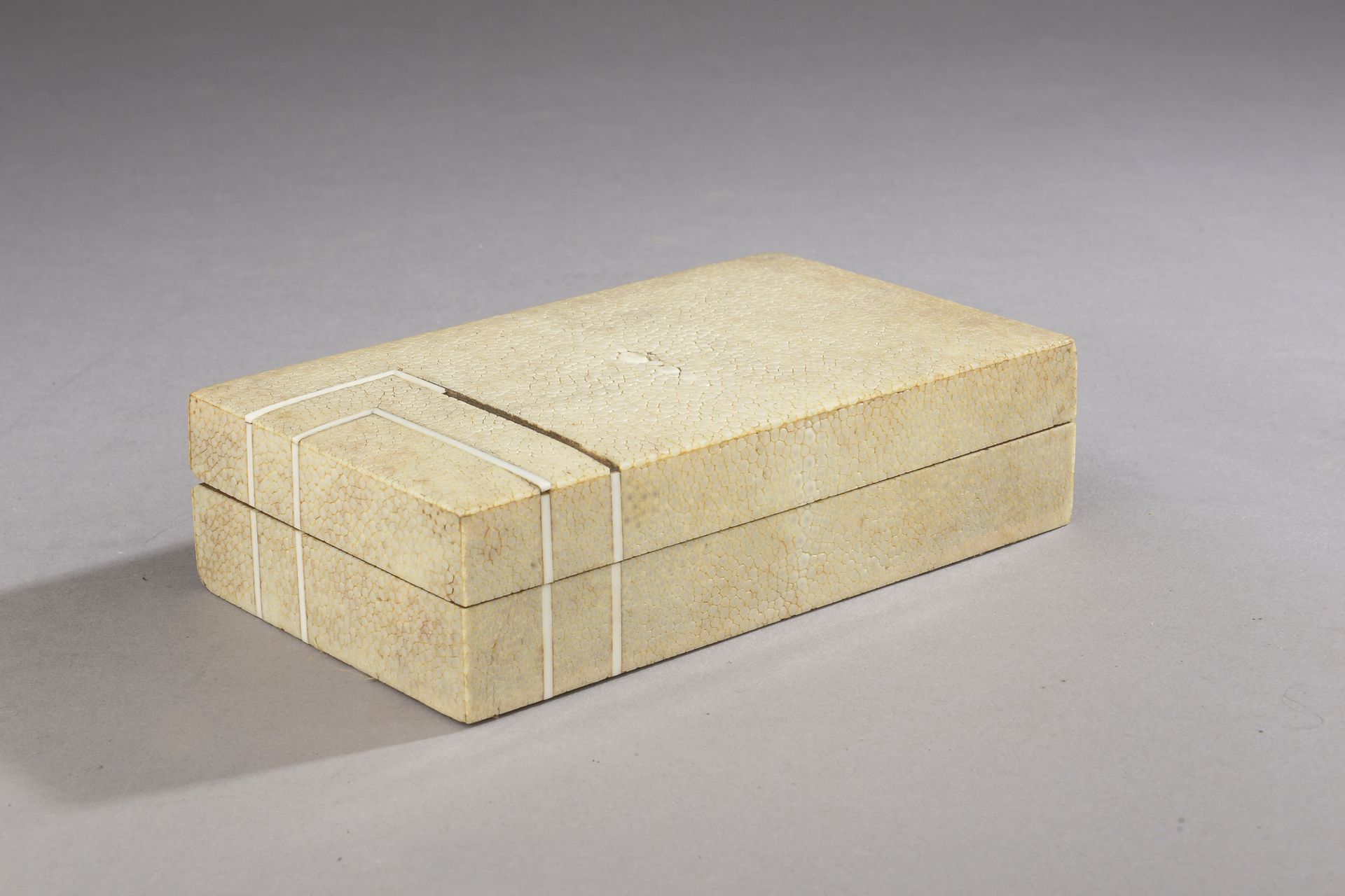 Null 覆盖着黄貂鱼和骨片的烟盒（缺失）。 

装饰艺术时期。 

高度 : 4,6 cm4,6 cm - 宽度 : 17,3 cm - 深度 : 10,2 &hellip;