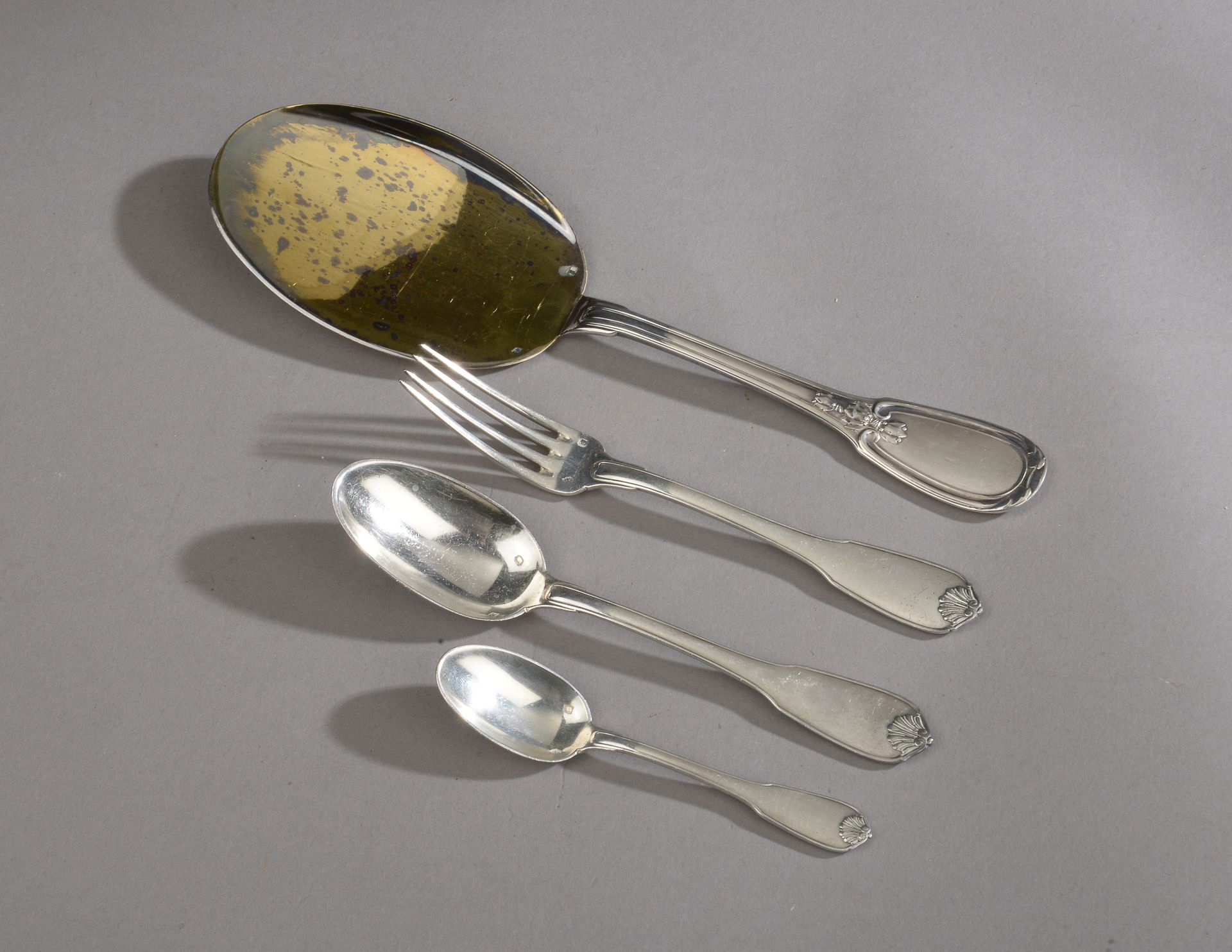 Null Set in argento composto da : 

- un set da dessert e un cucchiaino, le spat&hellip;