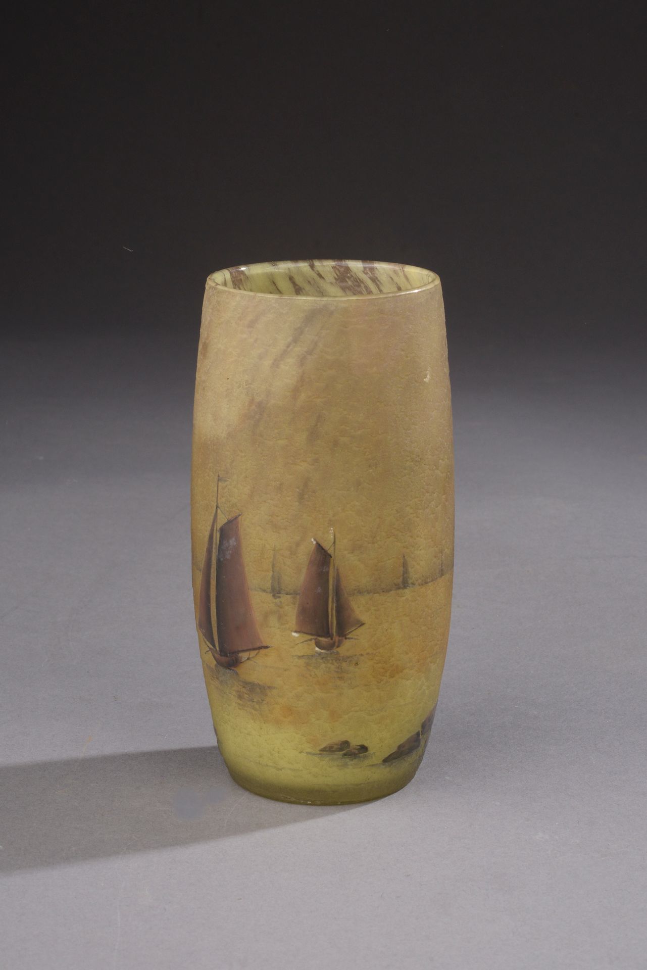 Null DAUM - 南希

一个有酸蚀和彩绘的帆船装饰的玛瑙玻璃平底花瓶。底部有签名。 

高度：12.4厘米12.4厘米 - 直径：6.5厘米