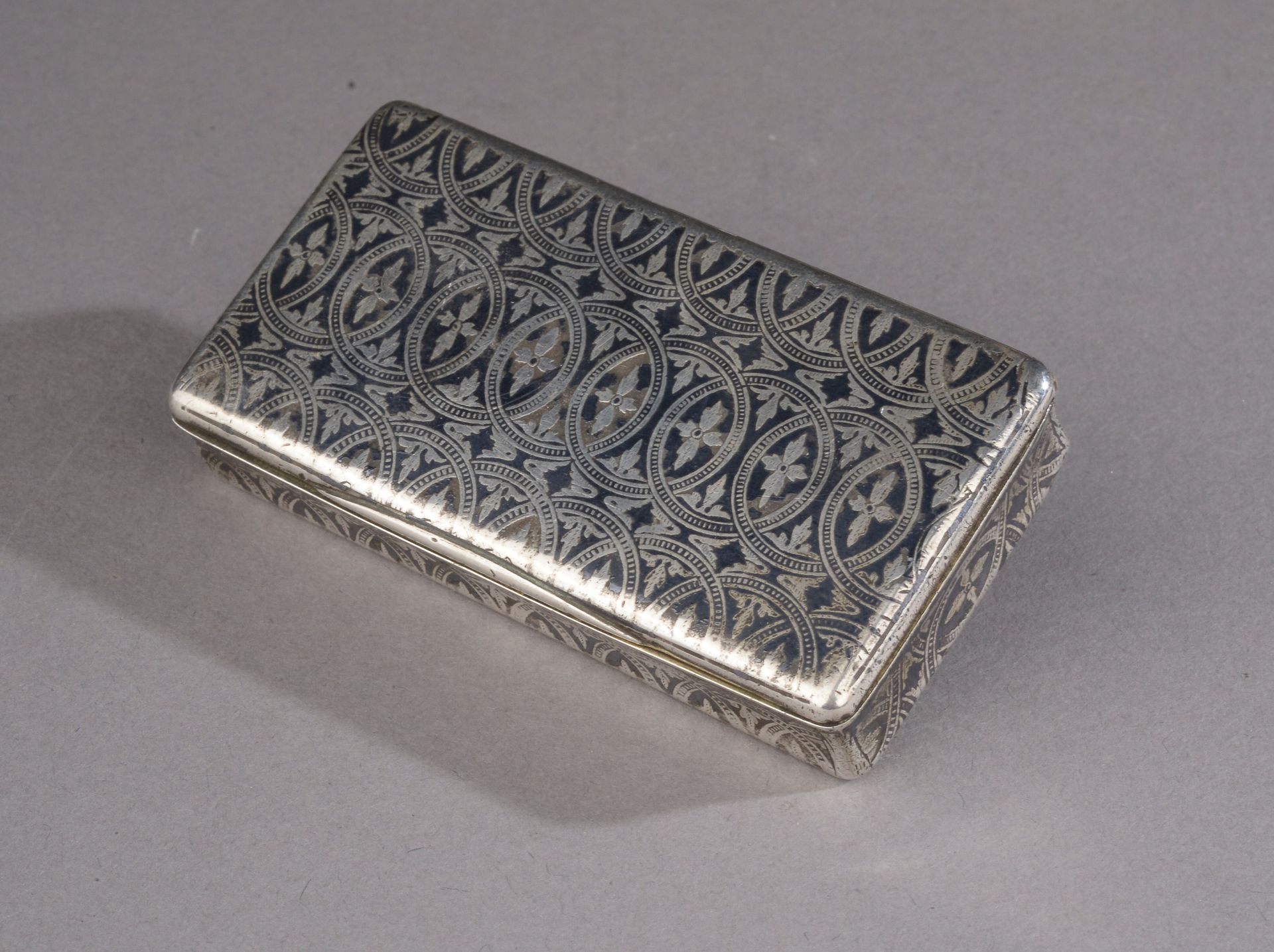 Null 925 milllièmes银质鼻烟盒，镀镍并带有几何装饰，内部有vermeiled。

Minerve的标志。 

重量：81克