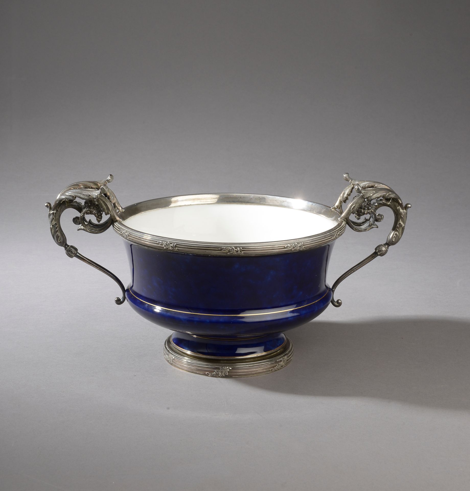 Null 国立SÈVRES工厂。

瓷器上的汤碗，底色为蓝色，有金色的鱼片（碎片）。

信件日期为1893年，于1905年镀金。

重要的银质安装950千分之一&hellip;