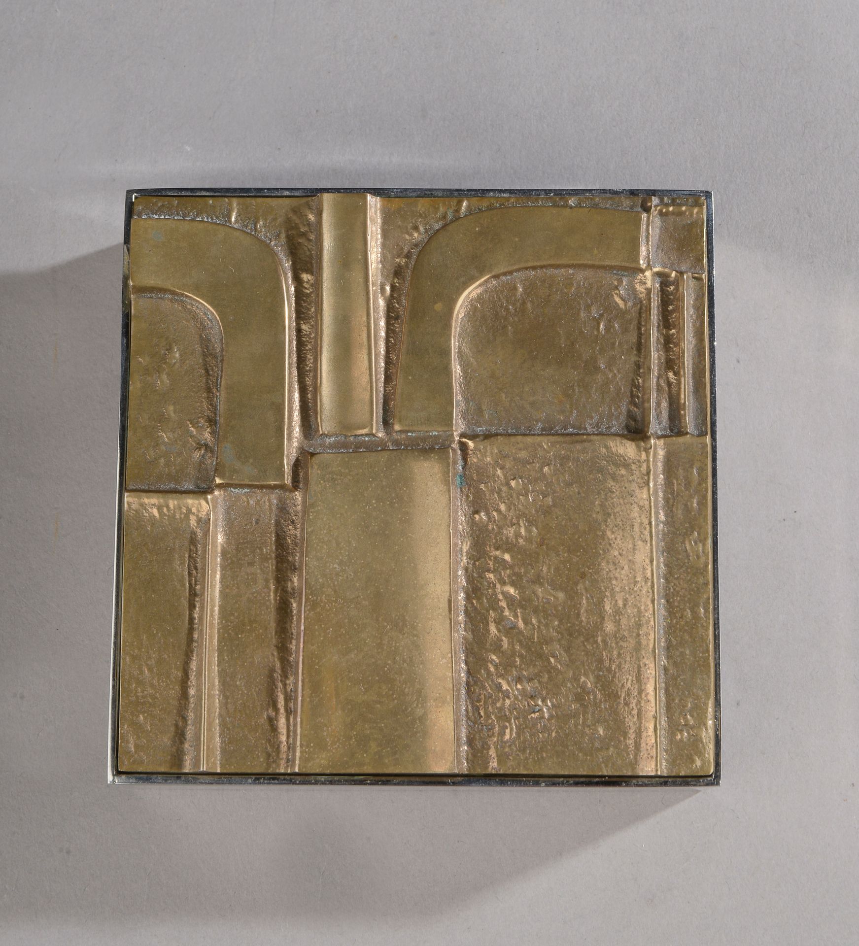 Null J.M. SANCHEZ（20世纪）。

方形不锈钢烟盒，盖子上镶嵌着装饰有几何图案的青铜板。

有签名和编号的54/100。

高度：4厘米4 cm&hellip;