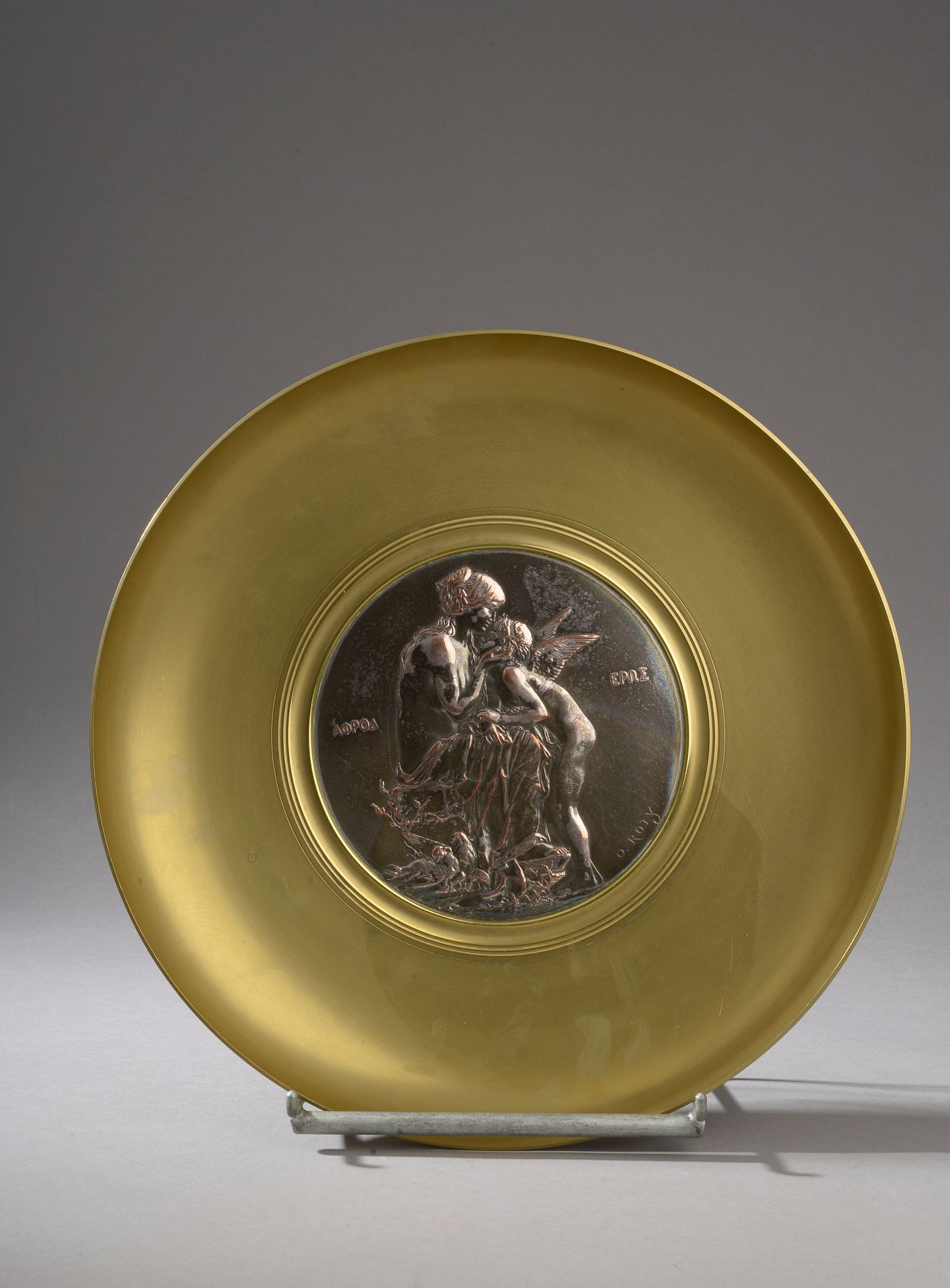 Null JOLLET et Cie.

空心铜盘，底部装饰有代表维纳斯和爱的镀银盘（已磨损），署名ROTY。

19世纪。

高度：6厘米6厘米 - 直径：3&hellip;