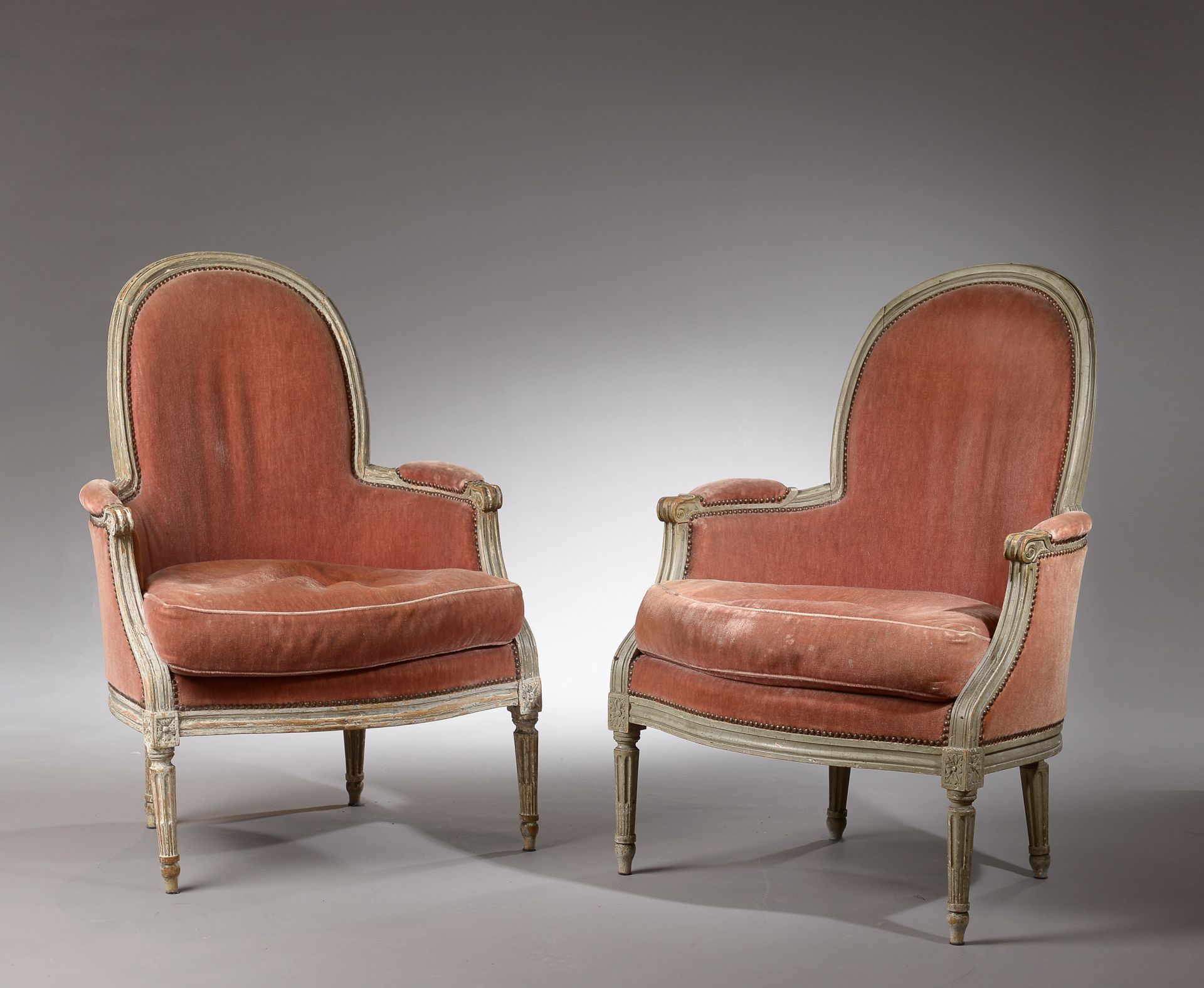 Null Pair of bergères in grey and carved beech, the rounded back, the armrests w&hellip;