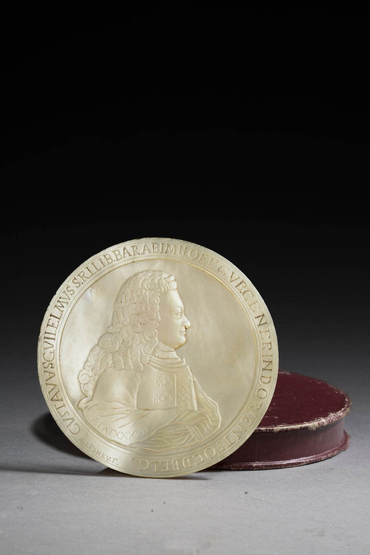 Null 以约翰-乔治-霍尔茨海（1729-1808）的名字命名。 
一个37岁的男人的侧面肖像。
雕刻的珍珠母板。
直径：7.3厘米