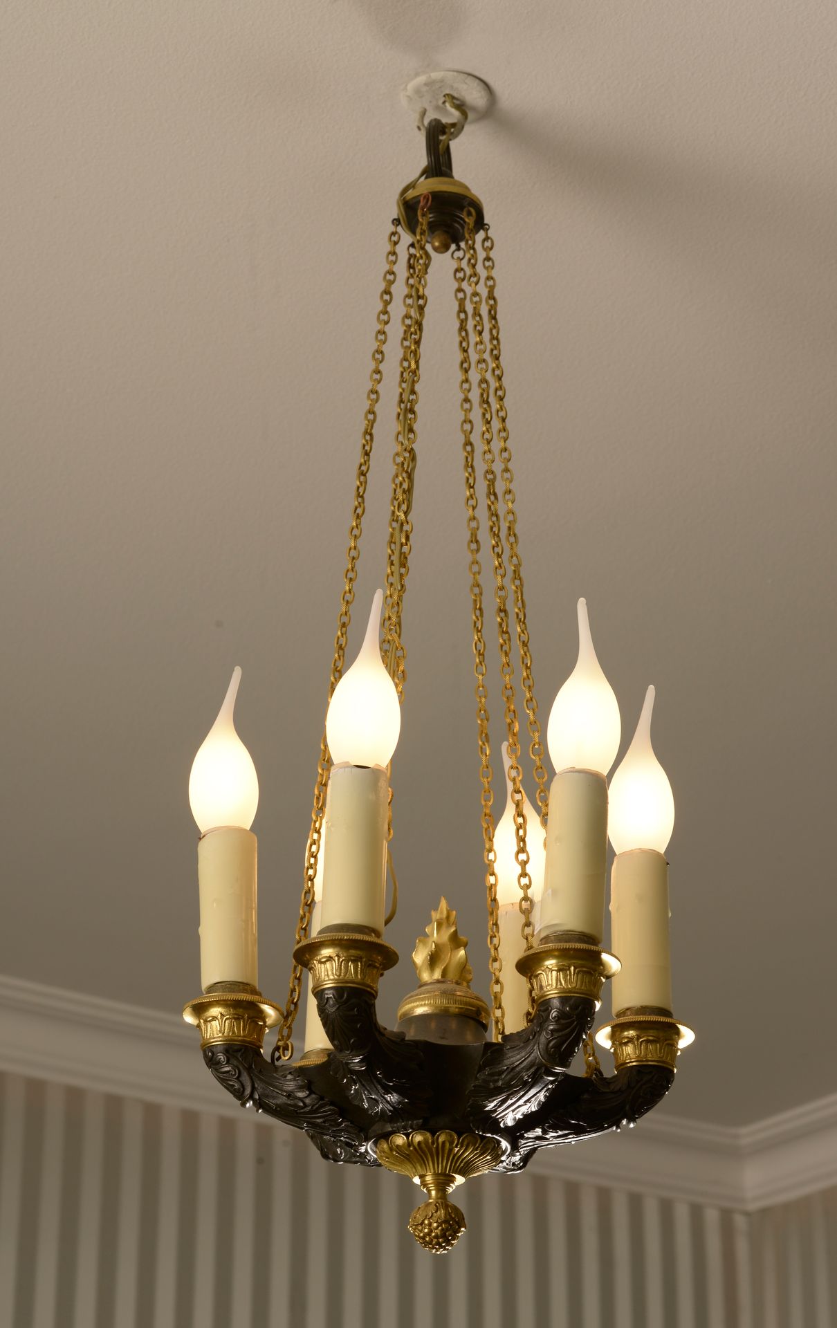 Null 一盏小型的黑色铜质吊灯，有六盏灯，装饰有刺桐叶和棕榈花，围绕着中央的火。
帝国时期。
高度：64厘米64厘米 - 直径：25厘米
