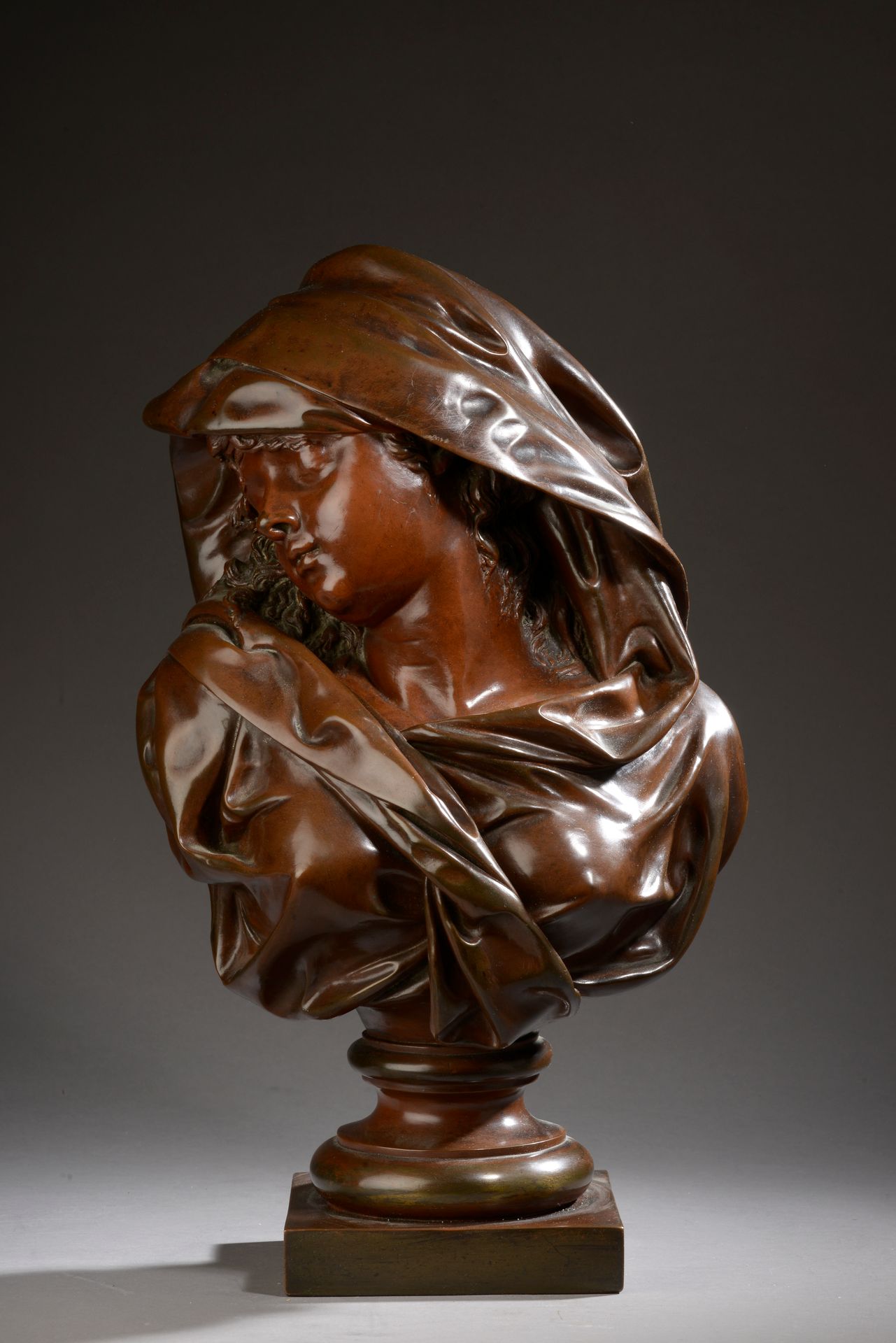 Null Adolph MAUBACH (XIXe - XXe siècle).
Buste de femme drapée sur piédouche.
Te&hellip;