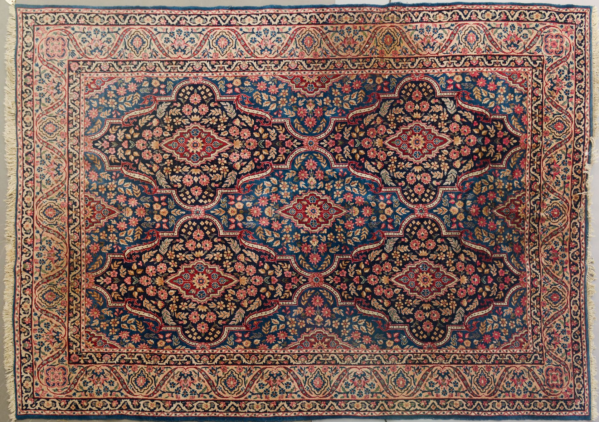 Null 大型基尔曼羊毛地毯在棉质基础上，装饰有蓝色和黑色交替的花纹图案。五个边框，主要的一个边框是奶油色的背景。
伊朗，约1975年。
长 : 371 cm &hellip;