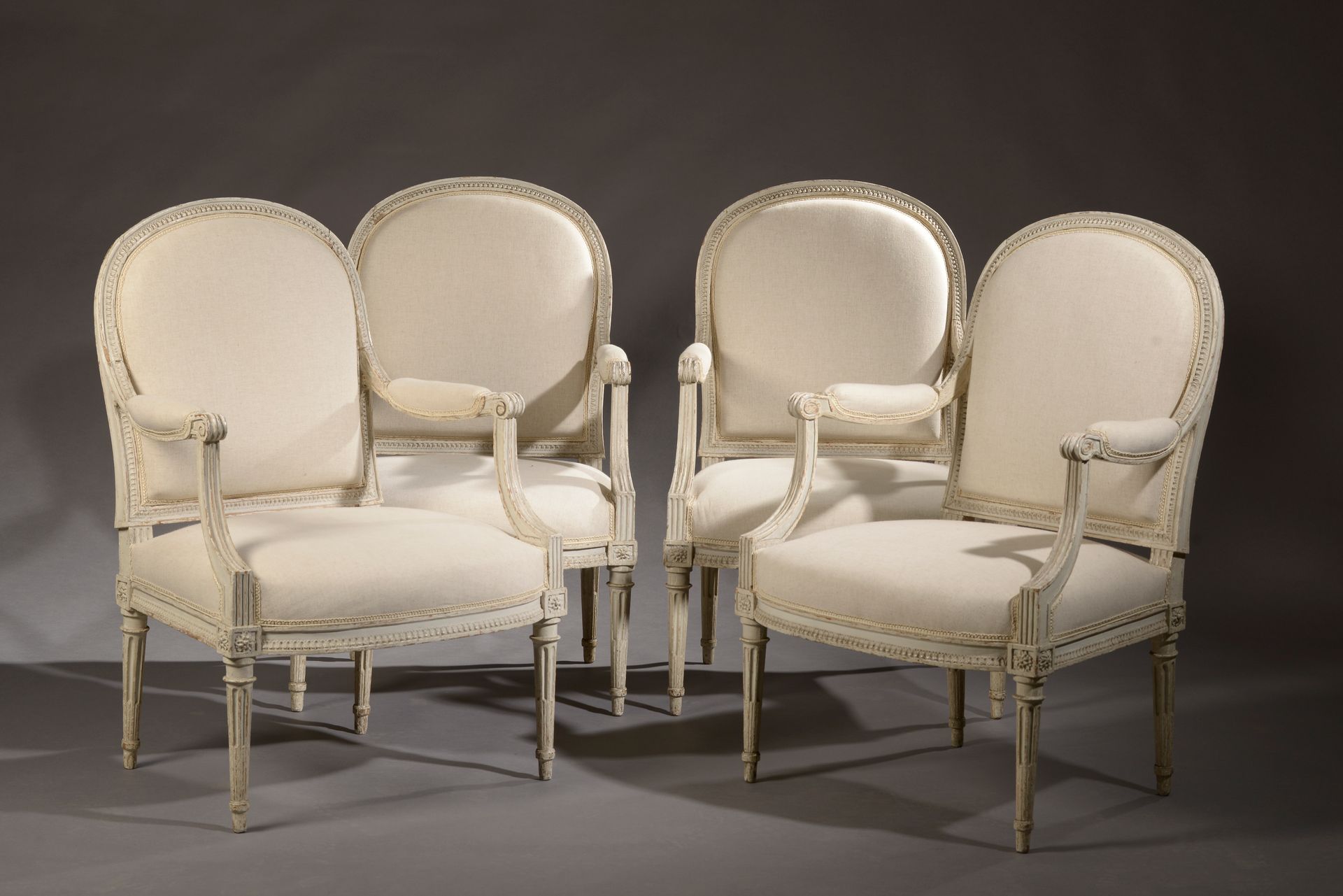 Null Suite aus vier Sesseln aus Buche, weiß gelackt und mit Herzfries geschnitzt&hellip;