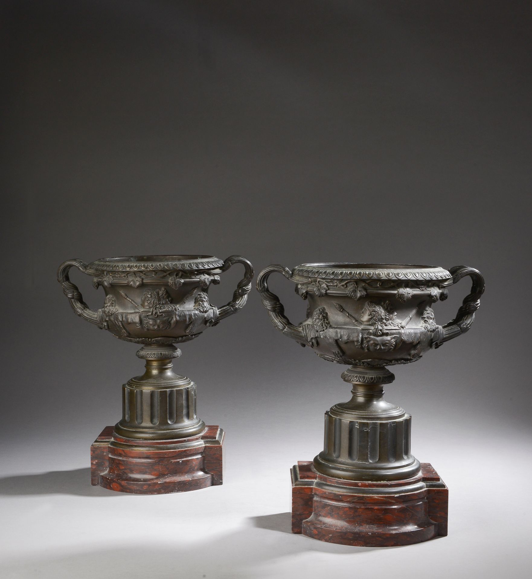 Null Ein Paar Vasen nach antikem Vorbild, sogenannte Warwick-Vasen, aus ziselier&hellip;
