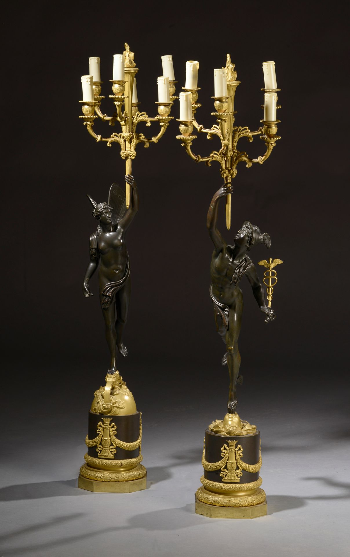 Null Coppia di candelabri in bronzo cesellato, dorato e patinato, raffiguranti M&hellip;