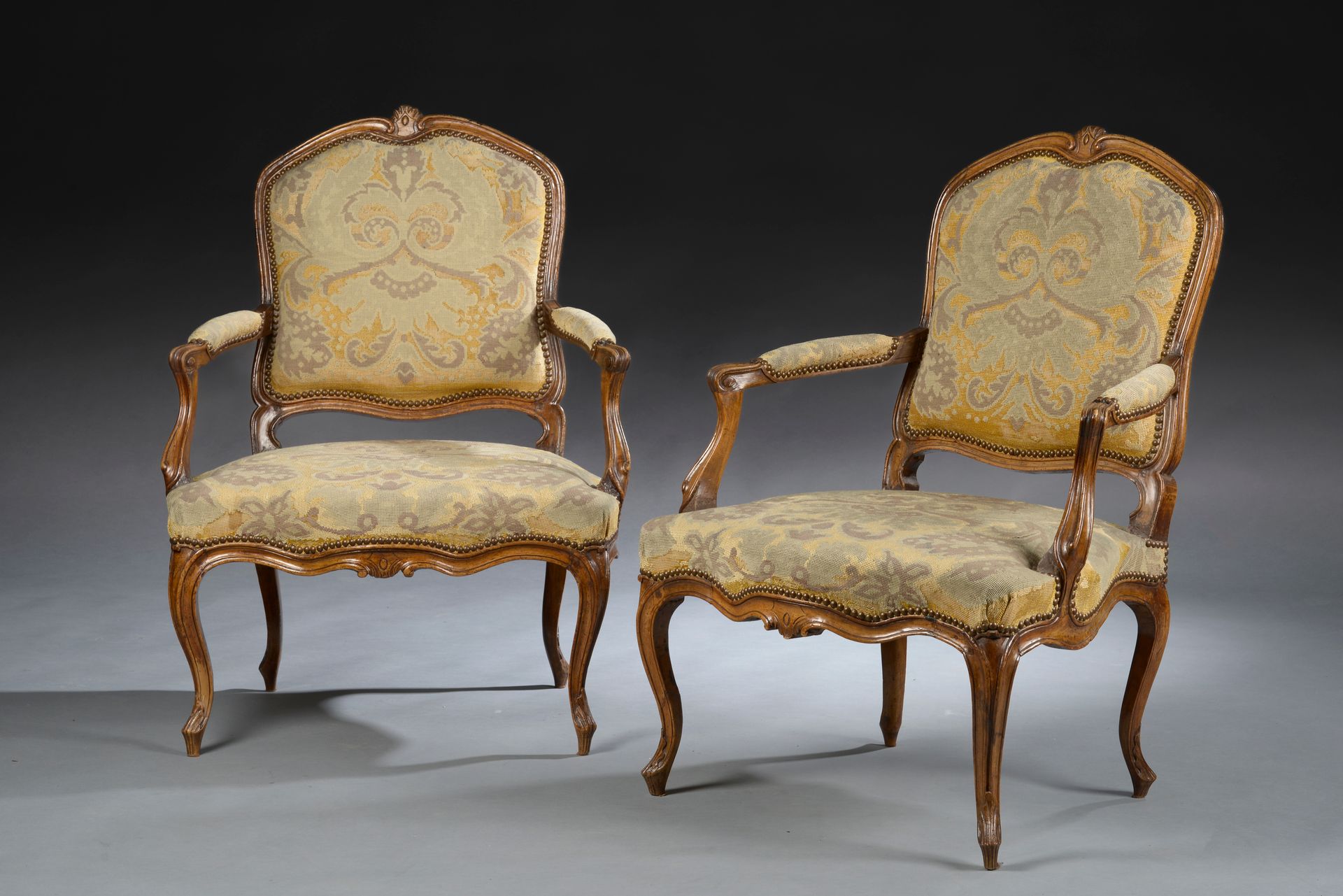 Null Paar Sessel aus Nussbaumholz, profiliert und mit Akanthusblättern und Kartu&hellip;