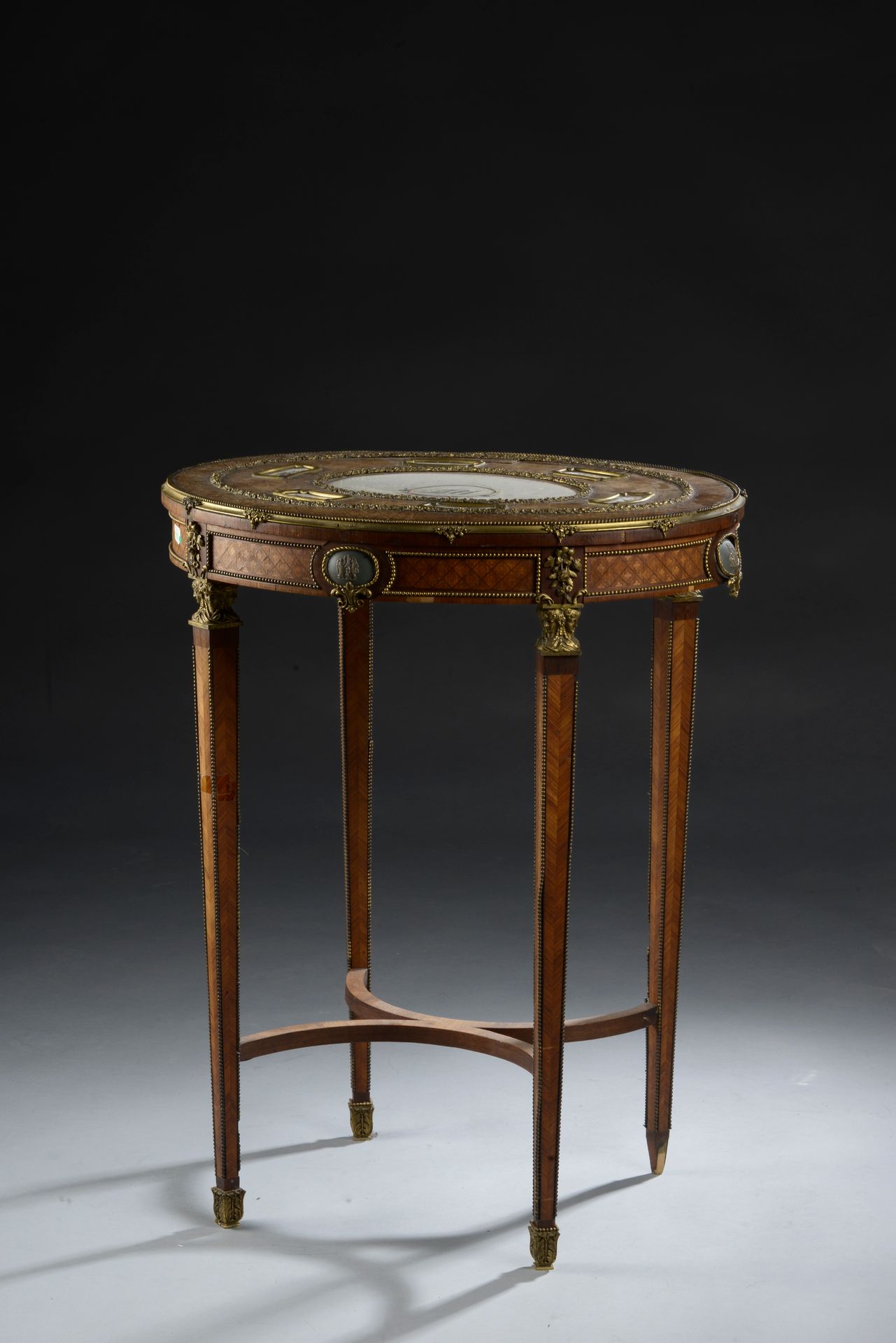 Null Oval pedestal table in very fine marquetry of quartefoil on a rosewood back&hellip;