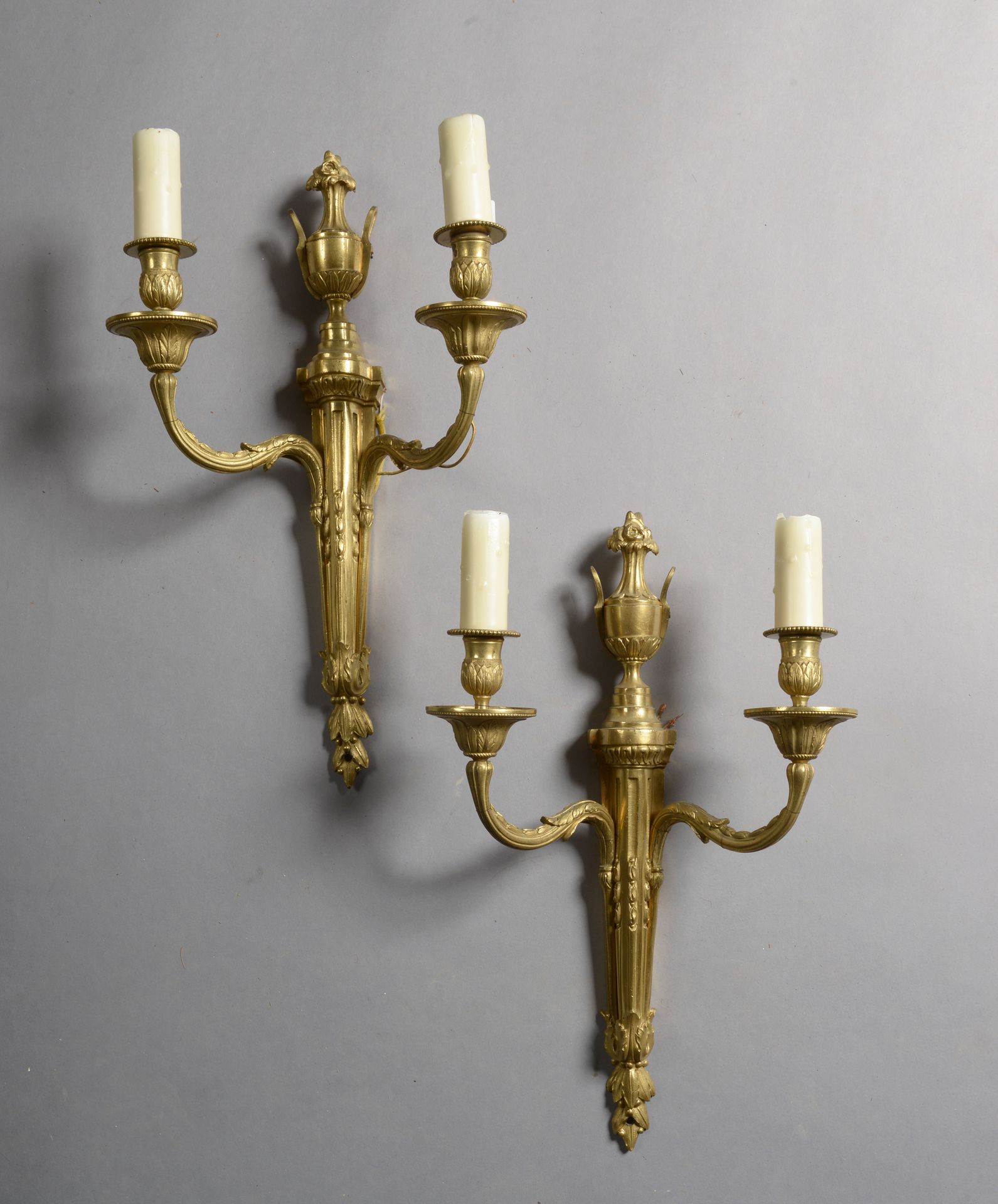 Null Coppia di appliques a due luci in bronzo cesellato e dorato, con fusto scan&hellip;