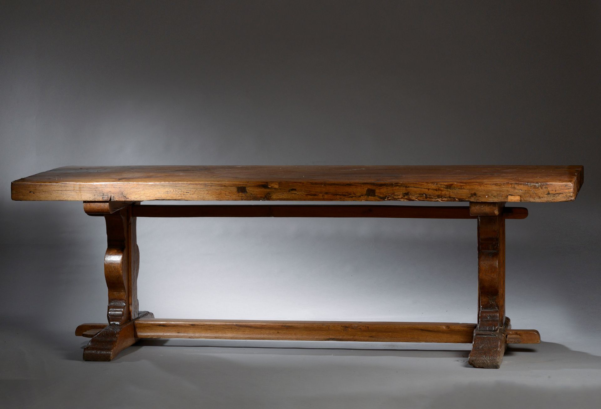 Null 橡木修道院桌子，有两条宽大的腿，由一个横杆和一个支架连接（修复）。
18世纪。
高度：75.5厘米75.5厘米 - 宽度：231厘米 - 深度：81厘&hellip;