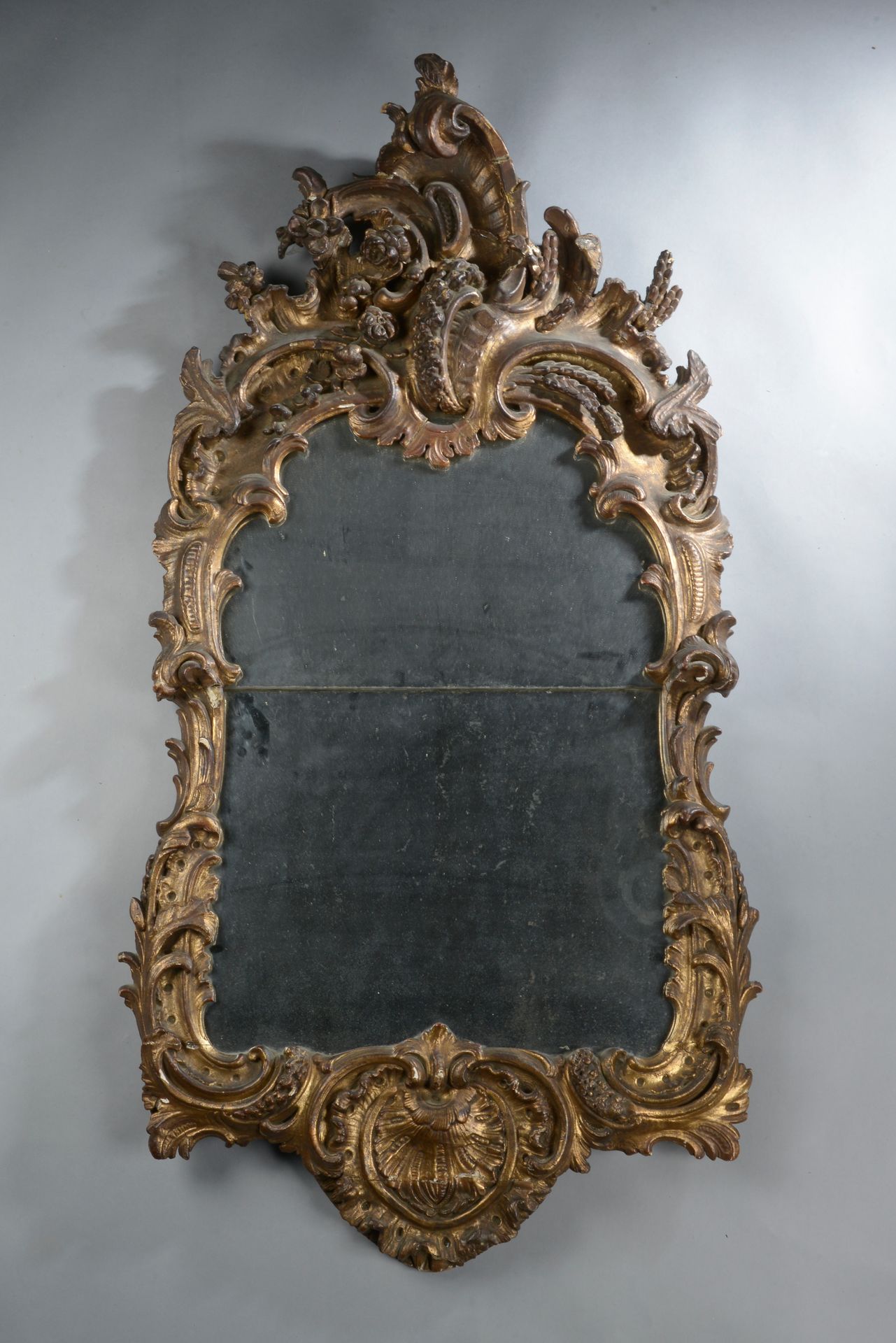 Null Grande specchio rettangolare, cornice riccamente intagliata e dorata con co&hellip;