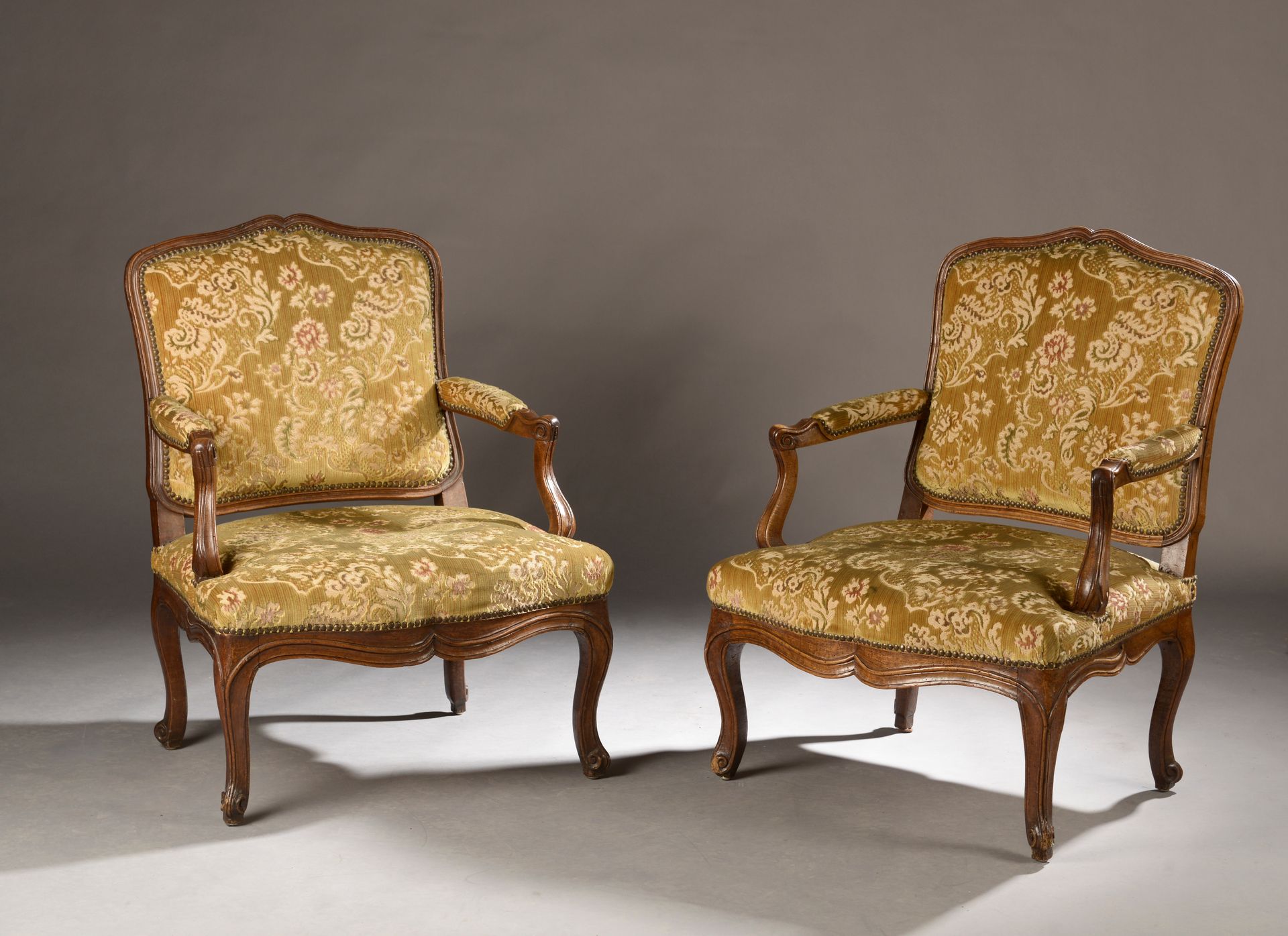 Null Paar Sessel aus profiliertem Nussbaumholz, Rückenlehne nach Art der Königin&hellip;
