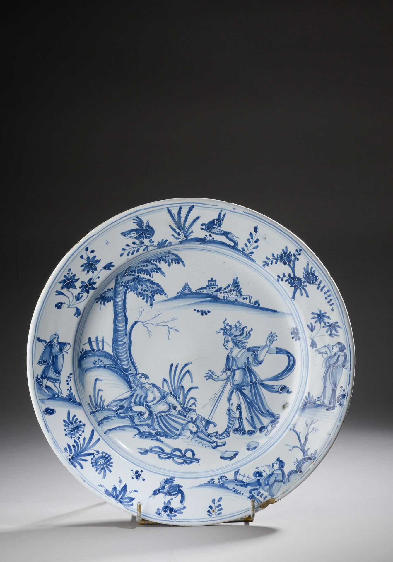 Null NEVERS (?)
一个圆形的釉陶盘，上面有蓝色单色的Astrée装饰。
19世纪末。
直径：34厘米